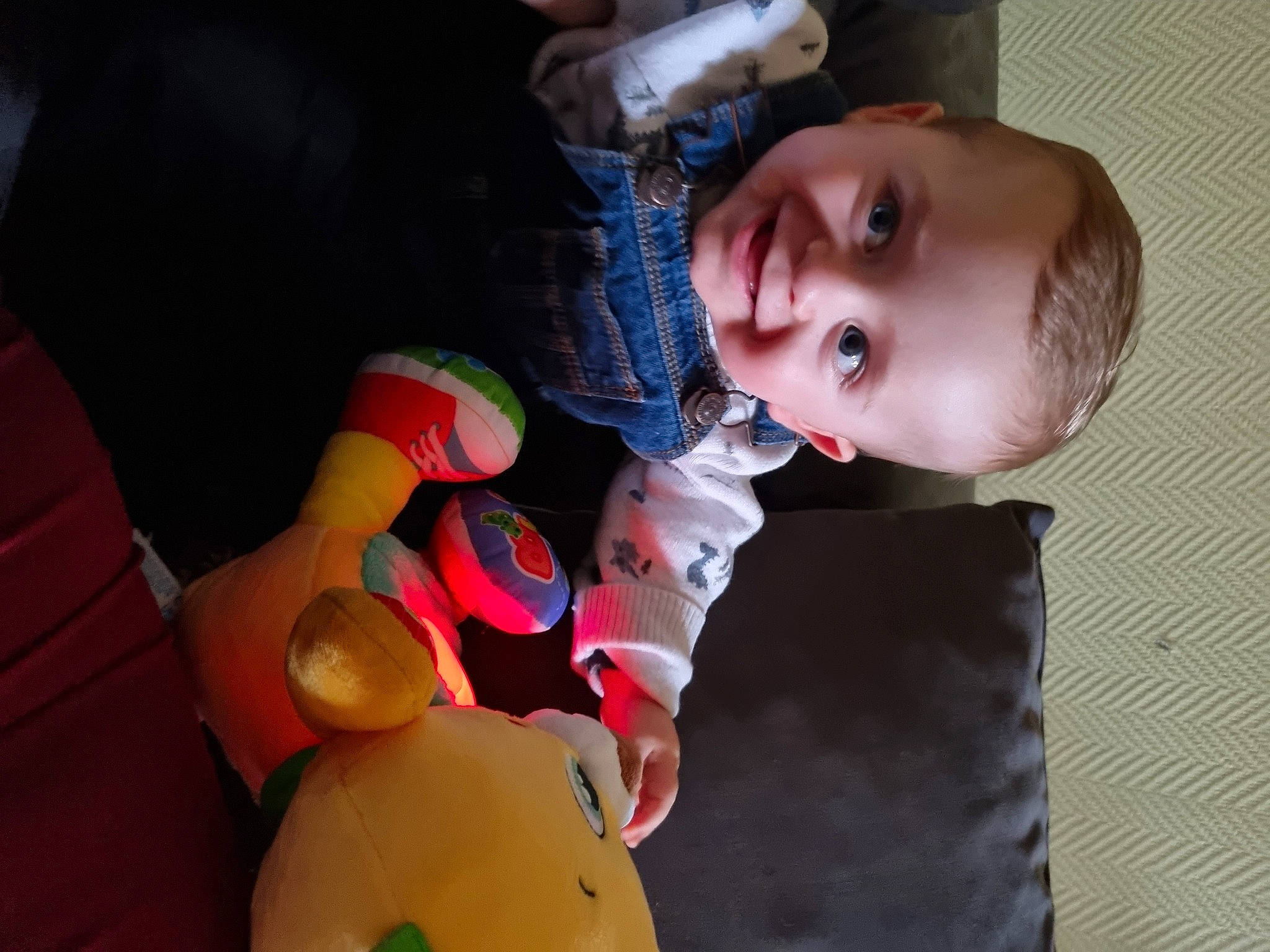 Naël a rejoint le concours — aidez-le/la à gagner de superbes lots ! baby, baby_products, baby_toddler_clothing, cheek, child, event, finger, fun, happy, human_body, human_leg, joy, lap, mouth, nail, person, skin, stuffed_toy, teddy_bear, thigh