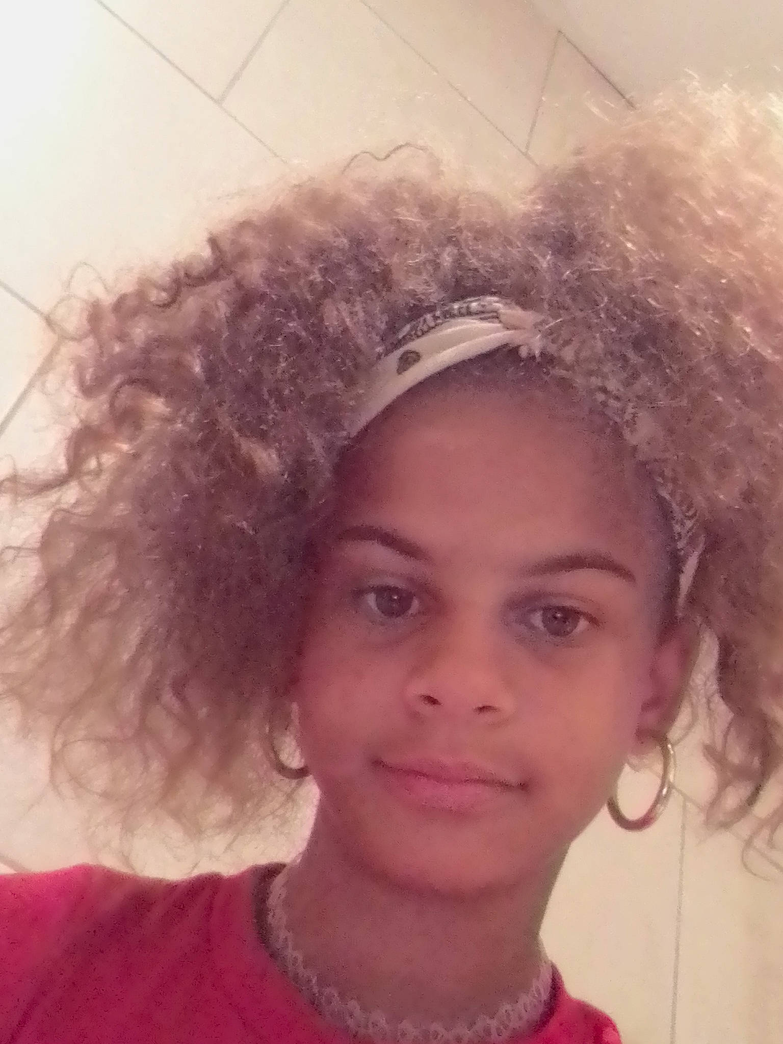 Miley participe au concours pour gagner de l'argent avec cette photo : cap, ear, eye, eyebrow, fashion_accessory, forehead, fun, hair, hair_accessory, happy, hat, headpiece, joy, lip, magenta, nose, person, pink, selfie, skin