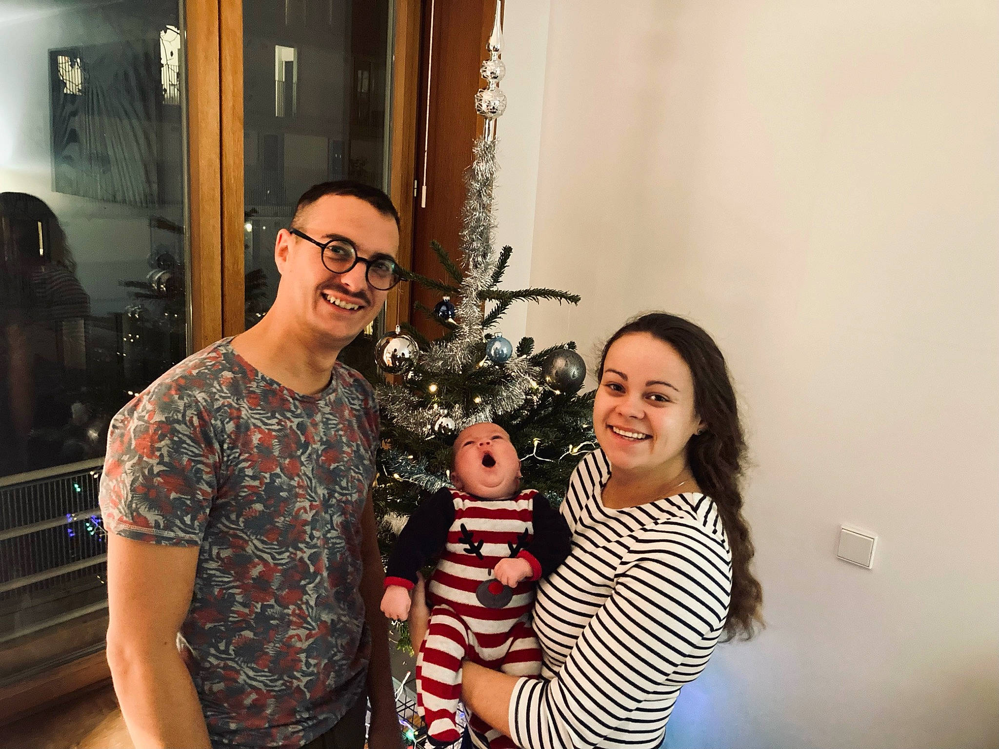 Gauthier a rejoint le concours — aidez-le/la à gagner de superbes lots ! event, eyewear, face, fashion_design, fun, gesture, happy, headwear, holiday, jewellery, joy, necklace, pattern, people, person, picture_frame, room, shoulder, smile, toddler