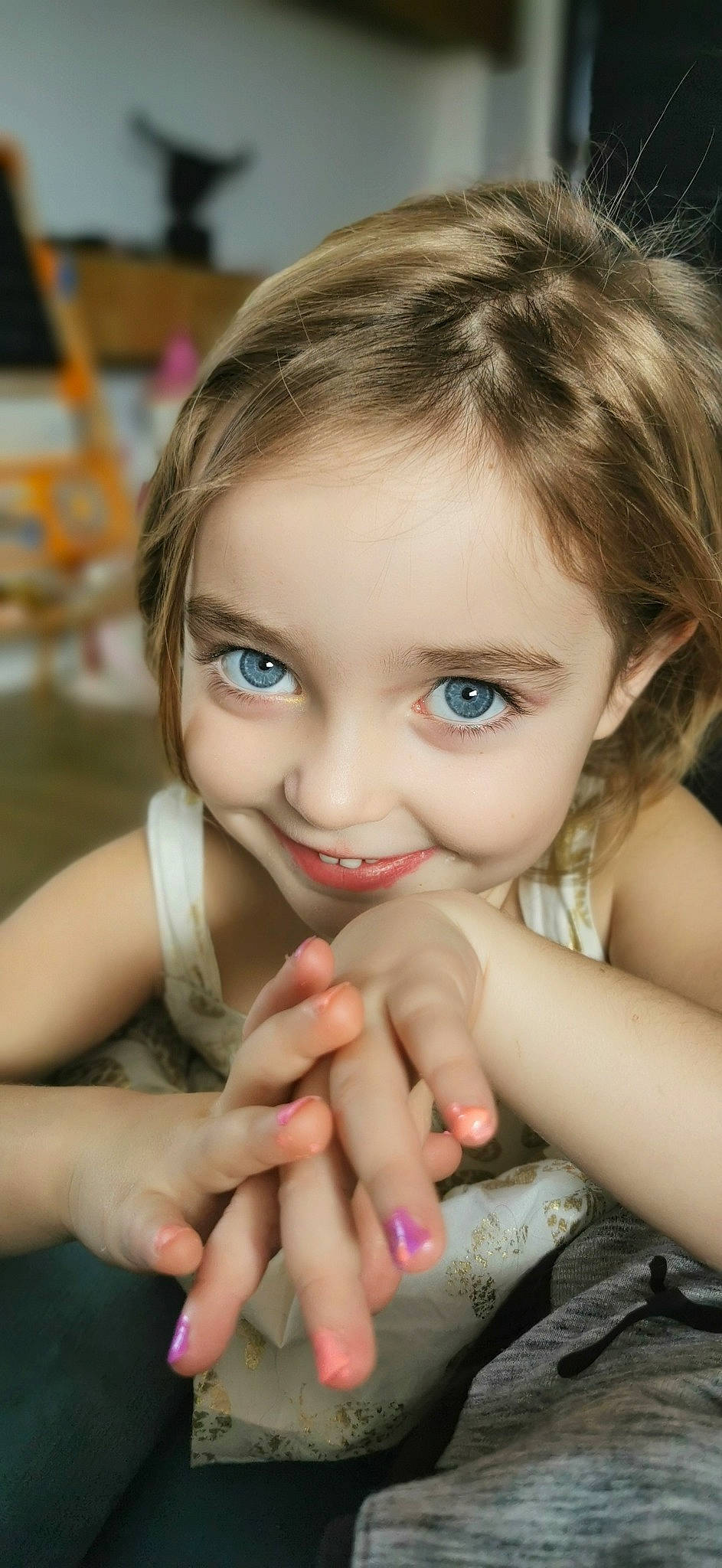 Léonie a rejoint le concours — aidez-le/la à gagner de superbes lots ! cheek, eye, eyebrow, eyelash, finger, flash_photography, fun, gesture, hand, happy, iris, joy, lip, mouth, nail, nose, organ, person, skin, smile