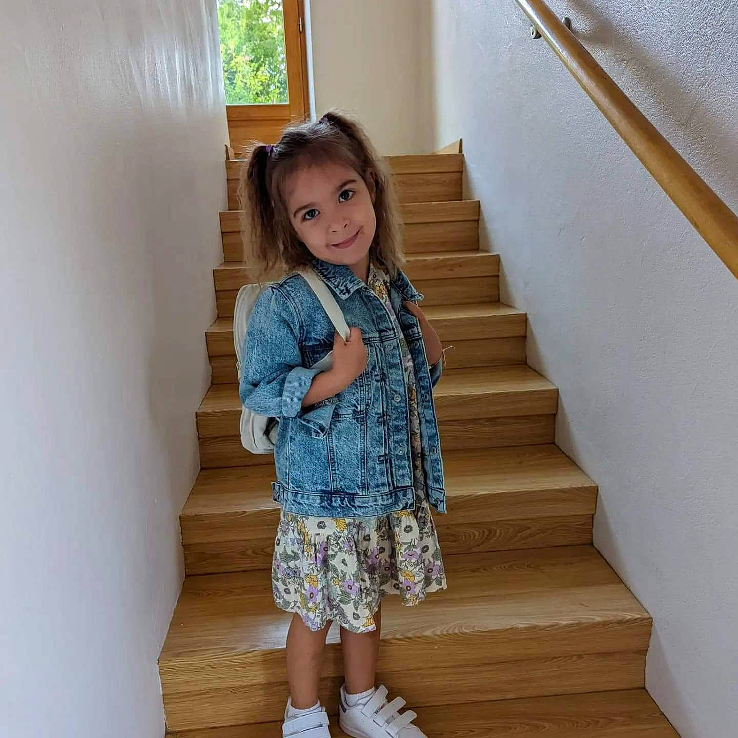 Violette participe au concours pour gagner de l'argent avec cette photo : baby_toddler_clothing, denim, electric_blue, flooring, hair, hardwood, human_leg, joy, knee, leg, pattern, person, sleeve, smile, stairs, standing, t_shirt, thigh, toddler, trunk