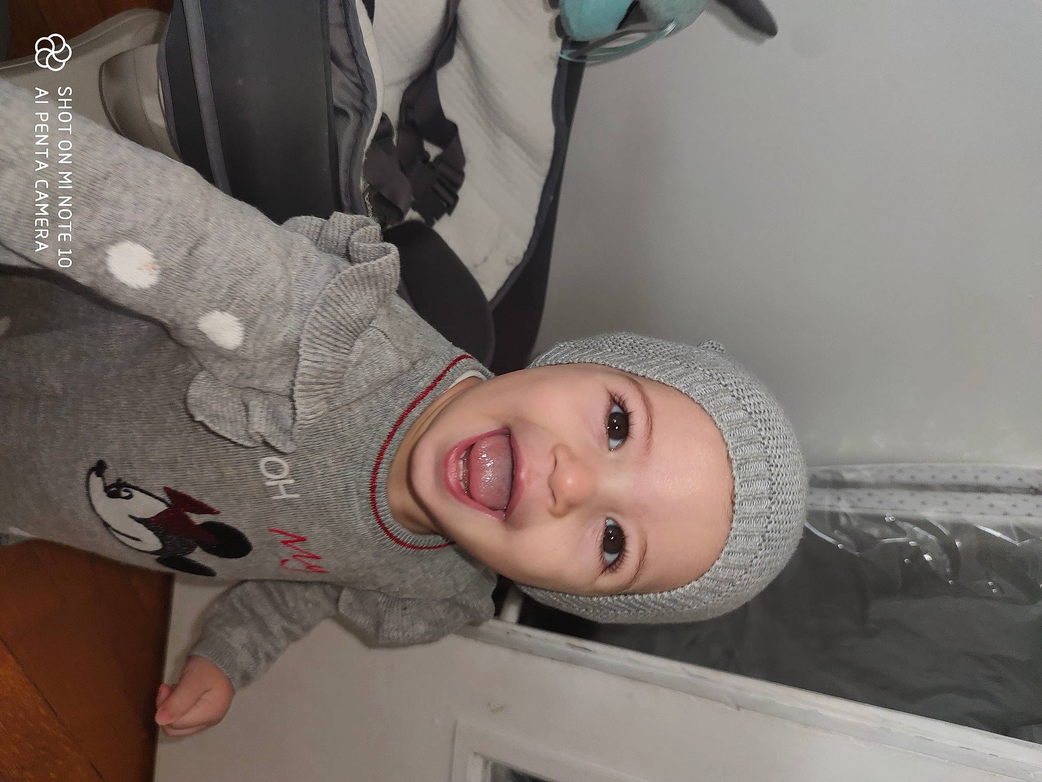 Lyliah participe au concours pour gagner de l'argent avec cette photo : baby, child, elbow, eye, eyelash, fashion_accessory, fun, gesture, happy, hat, headwear, jaw, neck, nose, pattern, person, room, smile, toddler, tree