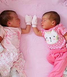 Maya Et Naya a rejoint le concours — aidez-le/la à gagner de superbes lots ! arm, baby, baby_products, baby_sleeping, baby_toddler_clothing, beauty, cheek, child, comfort, finger, gesture, happy, iris, nose, pattern, person, pink, product, skin, sleeve