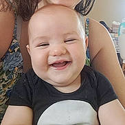 Alec a rejoint le concours — aidez-le/la à gagner de superbes lots ! adult, arm, baby, casual, chair, child, clothing, dress, face, floral, furniture, happy, head, home, indoor, light, person, skin, smiling, window