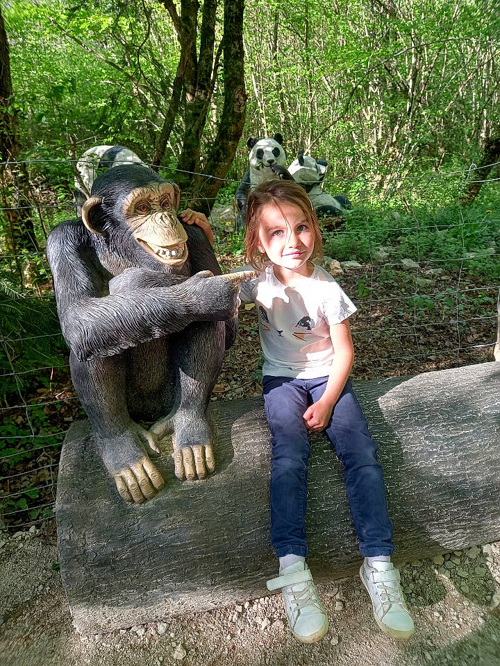 Olivia a rejoint le concours — aidez-le/la à gagner de superbes lots ! art, forest, fun, grass, jeans, jungle, landscape, lawn_ornament, leisure, natural_landscape, nature, people_in_nature, person, plant, recreation, sculpture, statue, tree, trunk, wood