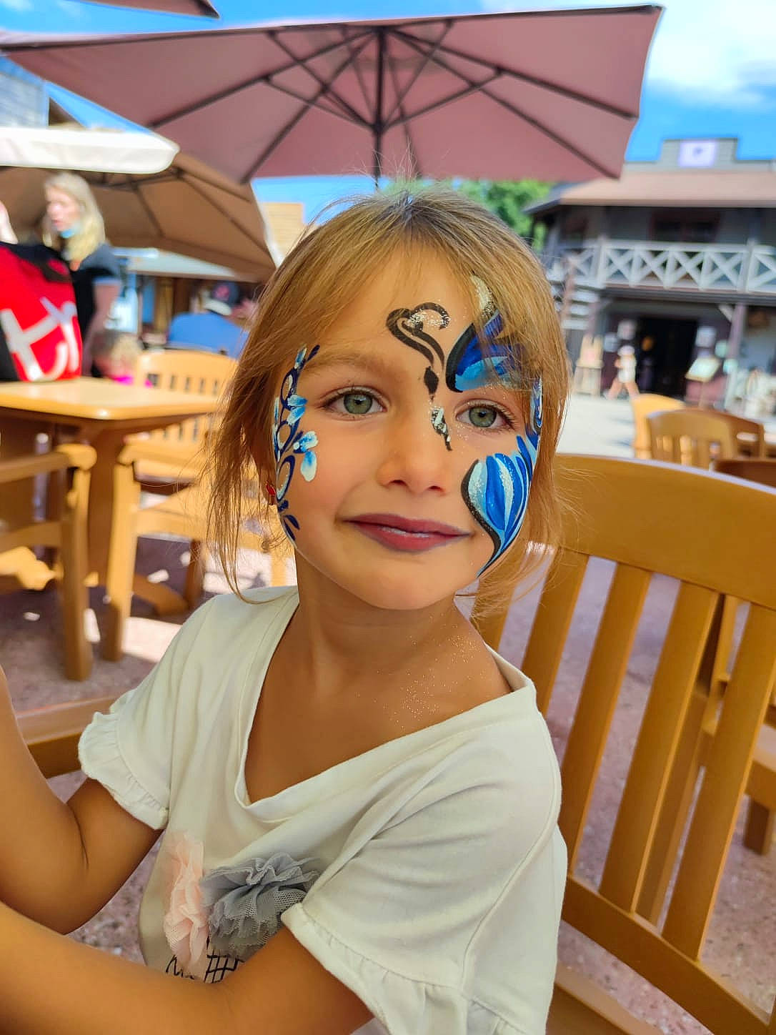 Olivia participe au concours pour gagner de l'argent avec cette photo : blond, blurred, chair, electric_blue, event, eyewear, fashion_accessory, fashion_design, fun, happy, joy, leisure, person, recreation, room, sitting, skin, travel, umbrella, vacation