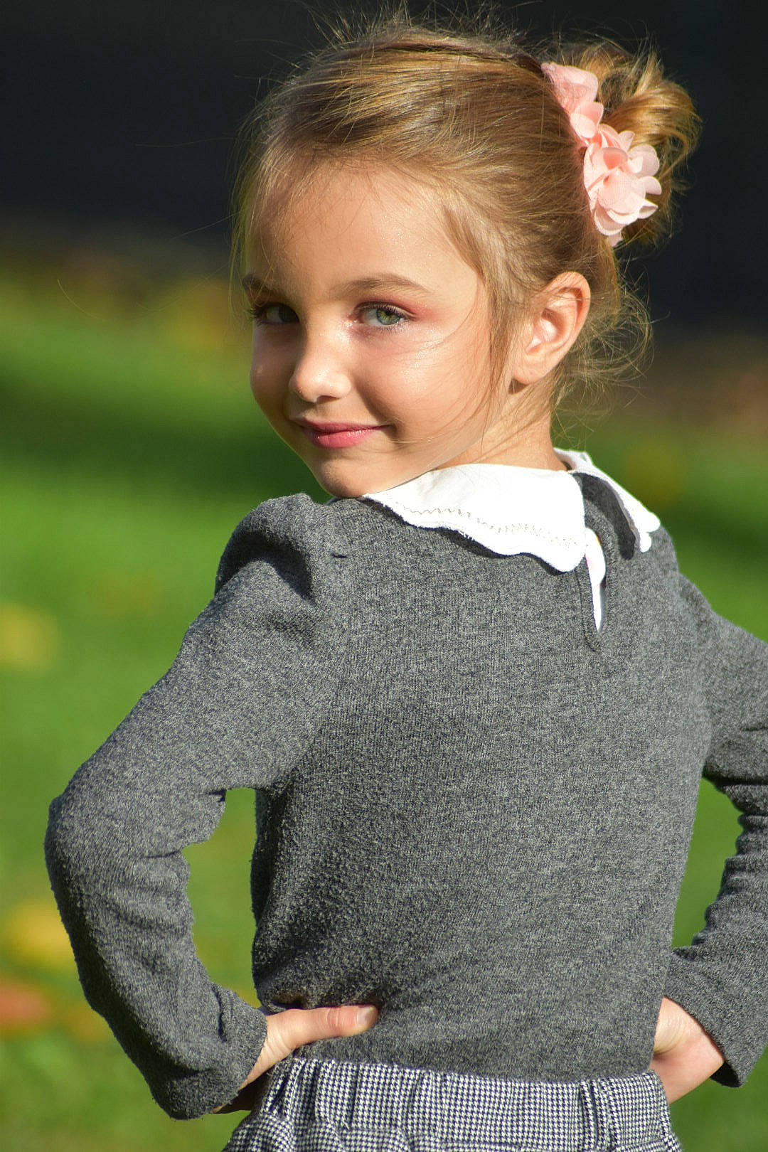 Olivia a rejoint le concours — aidez-le/la à gagner de superbes lots ! arm, baby_toddler_clothing, black, blond, brown_hair, child, electric_blue, facial_expression, flash_photography, gesture, grass, hand, happy, joy, pattern, people_in_nature, person, photograph, sleeve, smile