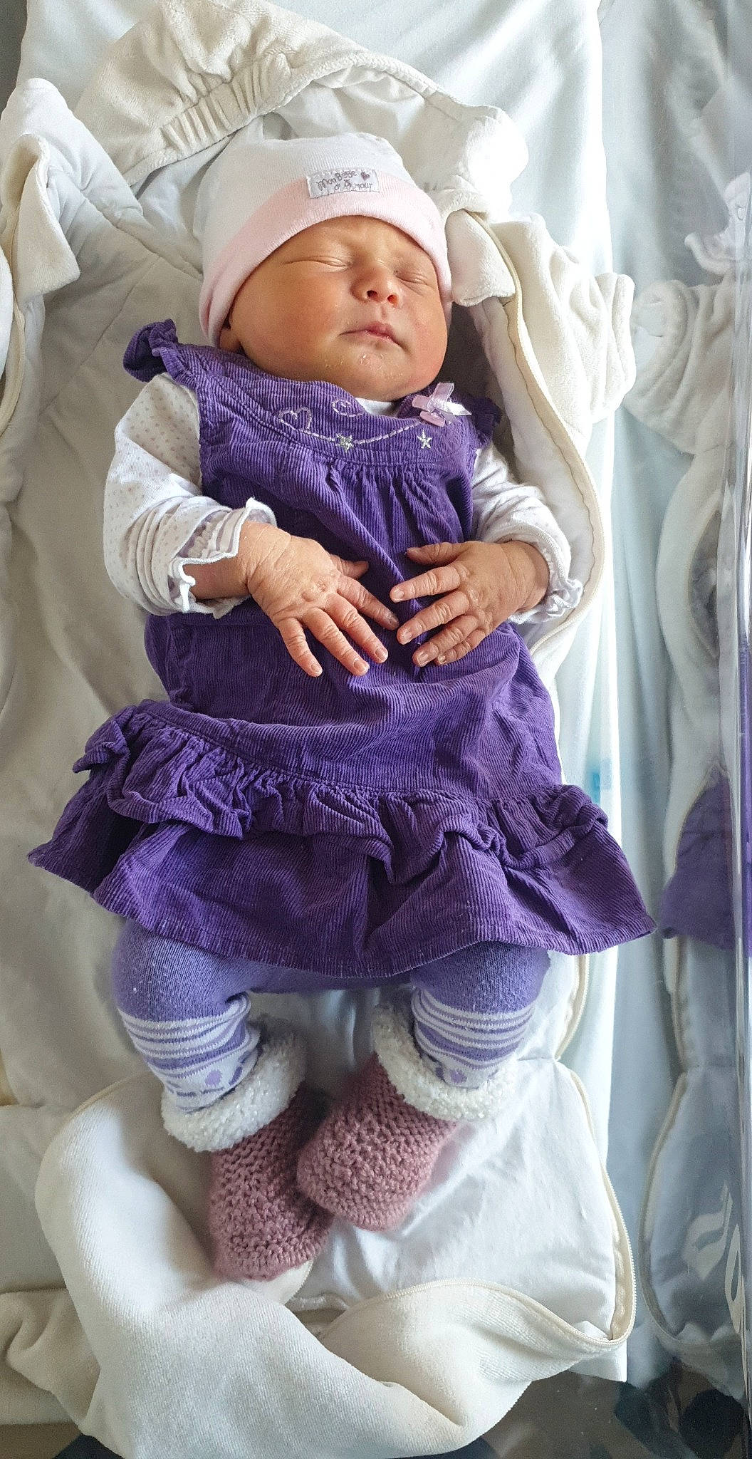 Zoé a rejoint le concours — aidez-le/la à gagner de superbes lots ! baby, baby_products, baby_toddler_clothing, cheek, child, comfort, fashion_accessory, headwear, linens, magenta, pattern, person, pink, purple, sitting, skin, sleeve, textile, thumb, toddler