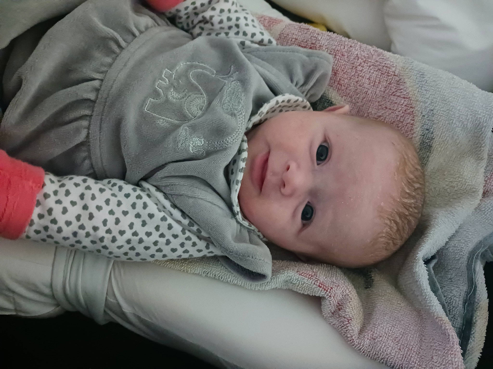 Zoé a rejoint le concours — aidez-le/la à gagner de superbes lots ! baby, baby_products, baby_toddler_clothing, cheek, child, comfort, eye, face, grass, linens, lip, pattern, person, room, skin, sleep, sleeve, textile, toddler, tree