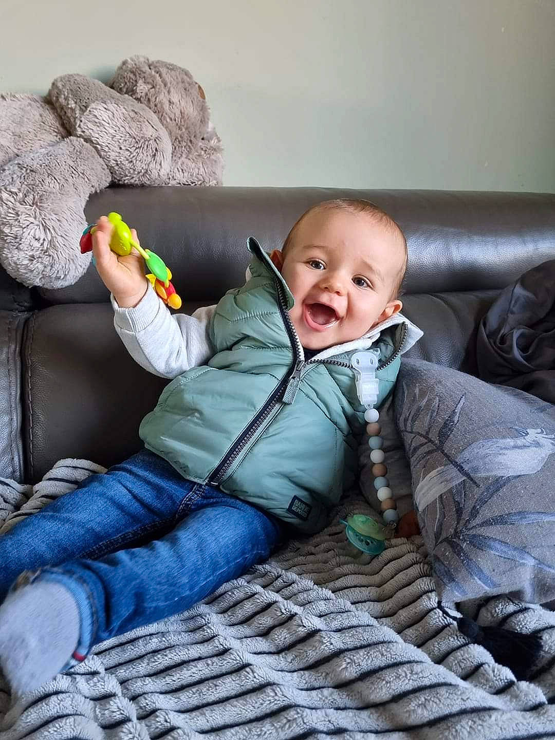 Haaron participe au concours pour gagner de l'argent avec cette photo : baby, baby_toddler_clothing, child, clothing, comfort, couch, denim, facial_expression, fun, happy, human, jeans, person, product, room, sitting, smile, sneakers, textile, toddler
