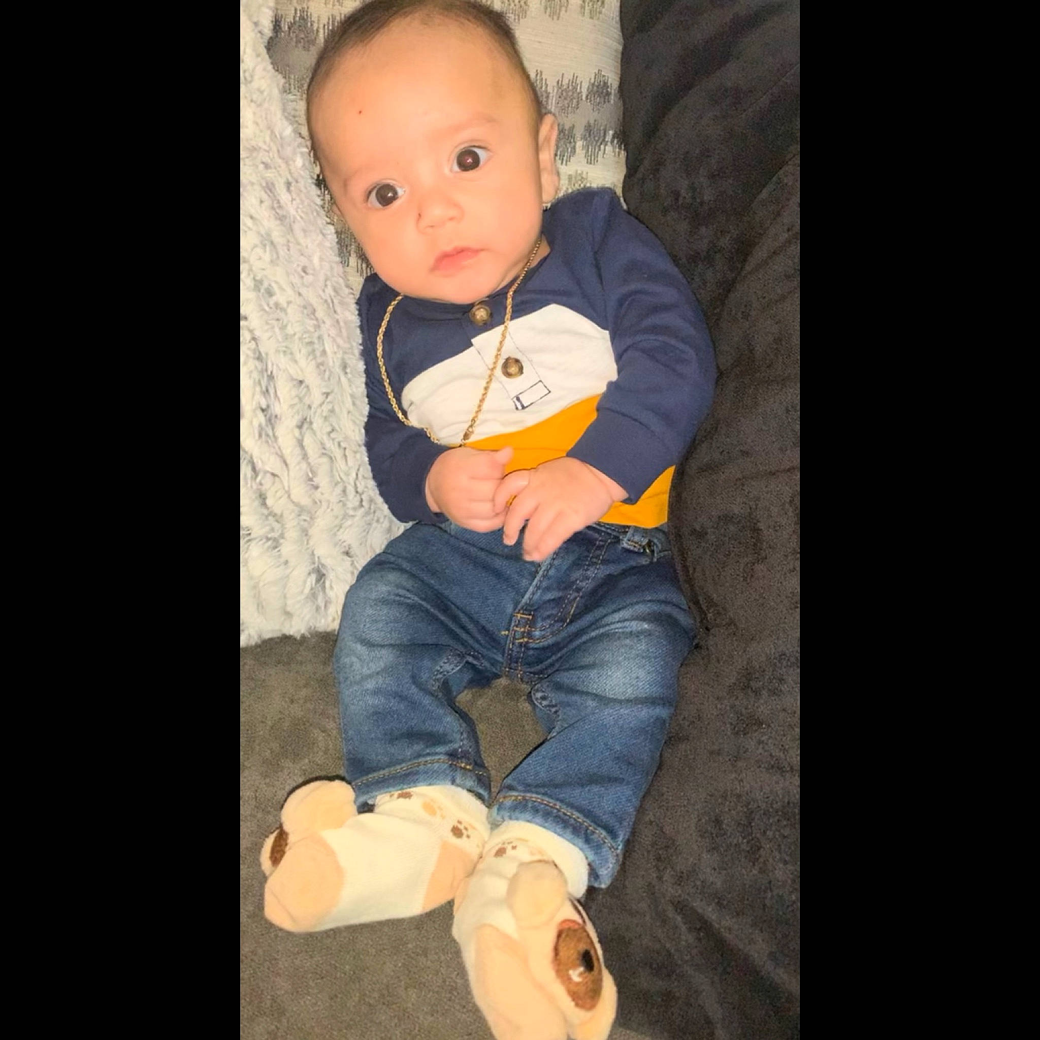 Julius is registered to the contest to win money with this photo: baby, baby_toddler_clothing, cheek, comfort, finger, flash_photography, hand, happy, human, jeans, knee, lap, leg, nose, organ, person, sleeve, stomach, t_shirt, thigh