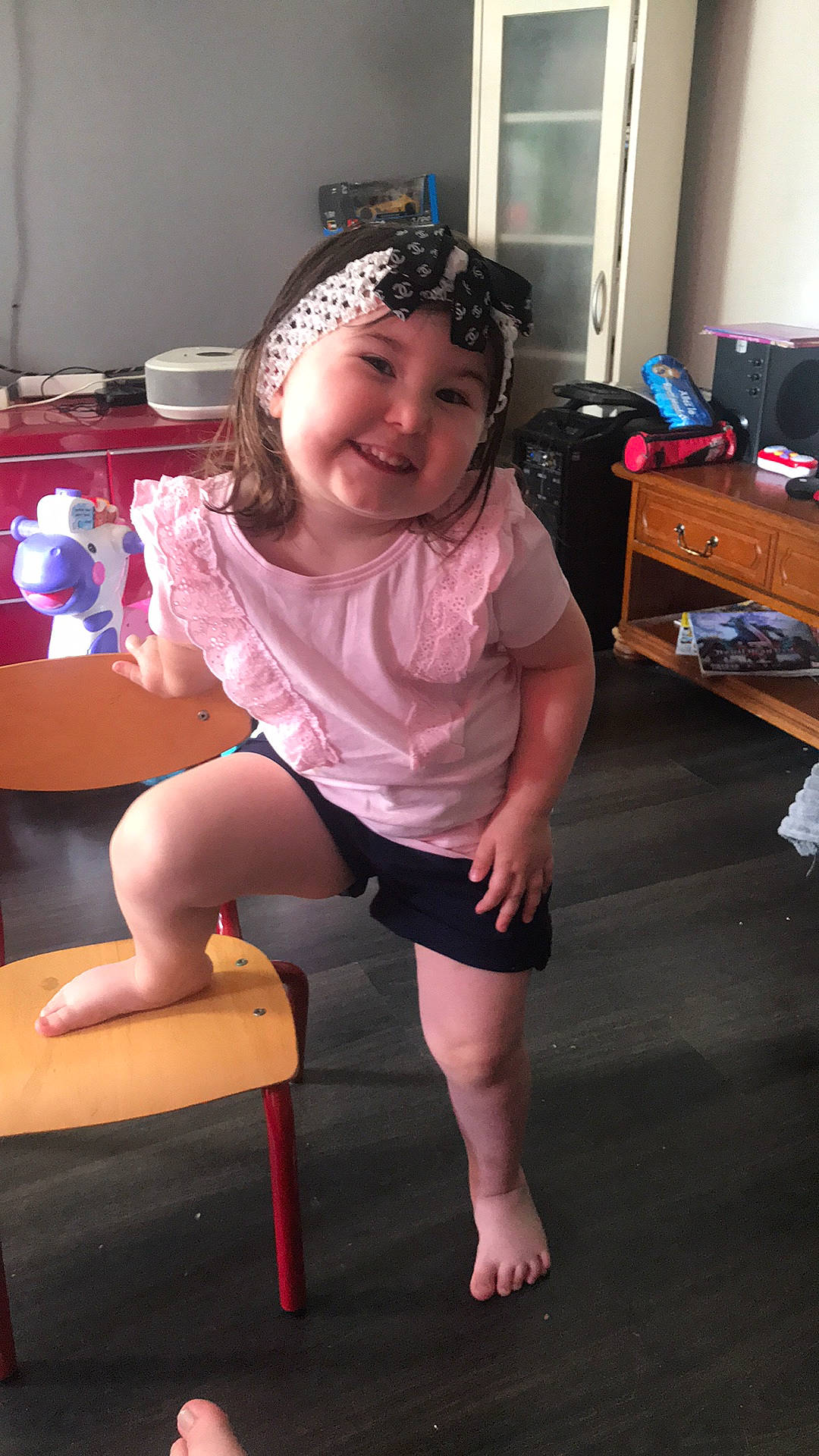 Lily a rejoint le concours — aidez-le/la à gagner de superbes lots ! arm, child, fashion_accessory, fun, furniture, headband, headwear, human_leg, joint, joy, knee, leg, person, pink, shoe, shoulder, sitting, toddler, vacation