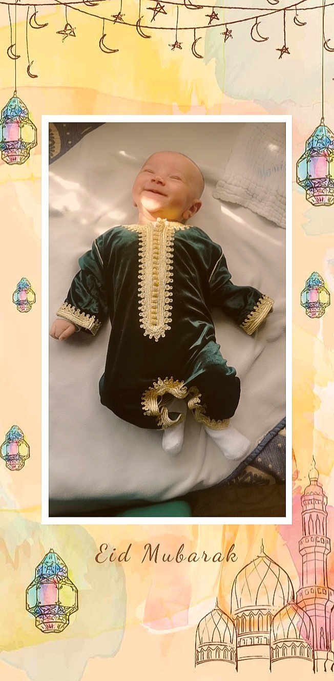 Yanis a rejoint le concours — aidez-le/la à gagner de superbes lots ! advertising, art, chair, child, font, formal_wear, musical_instrument, pattern, personal_protective_equipment, photograph, sleeve, smile, snapshot, tie, uniform, wind_instrument, woodwind_instrument