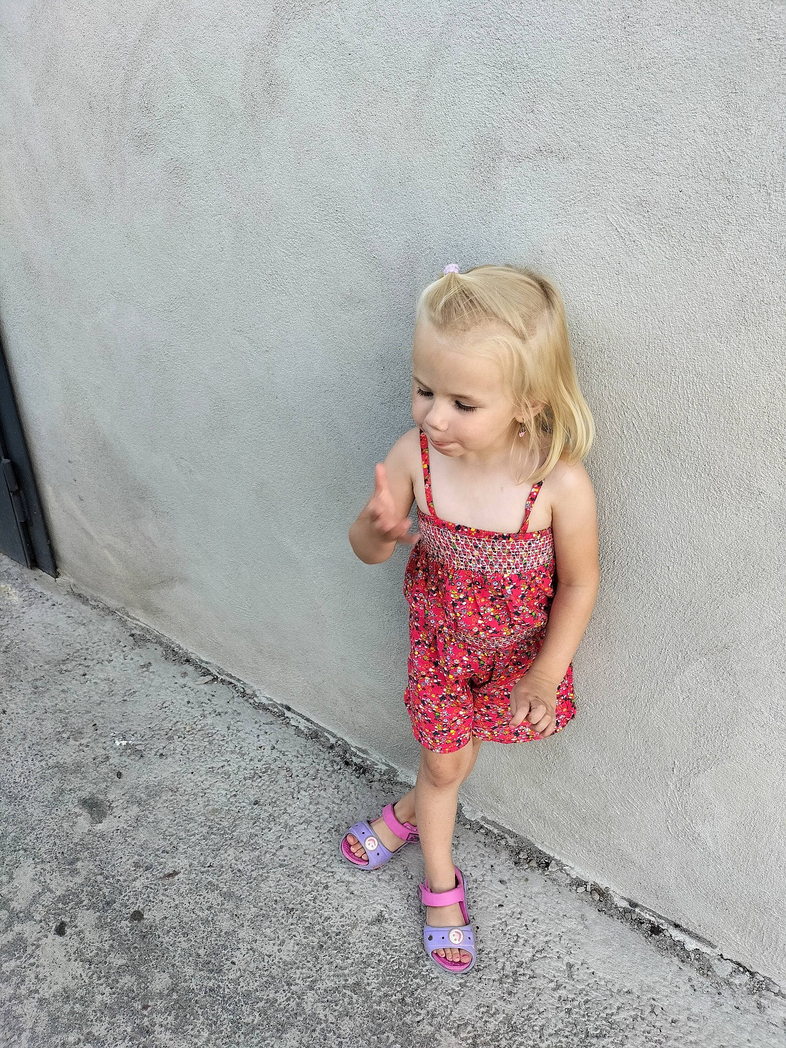 Louise-lyne participe au concours pour gagner de l'argent avec cette photo : asphalt, baby_toddler_clothing, blond, child, concrete, day_dress, dress, fun, grass, grey, happy, head, human_leg, magenta, pattern, person, road_surface, sleeve, t_shirt, toddler