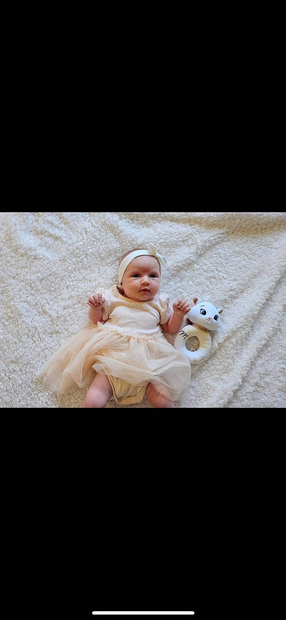 Tessa a rejoint le concours — aidez-le/la à gagner de superbes lots ! baby, baby_products, baby_toddler_clothing, child, comfort, communication_device, flooring, fur, gadget, grass, happy, linens, person, photo_caption, plush, sitting, sleeve, stuffed_toy, teddy_bear, toddler