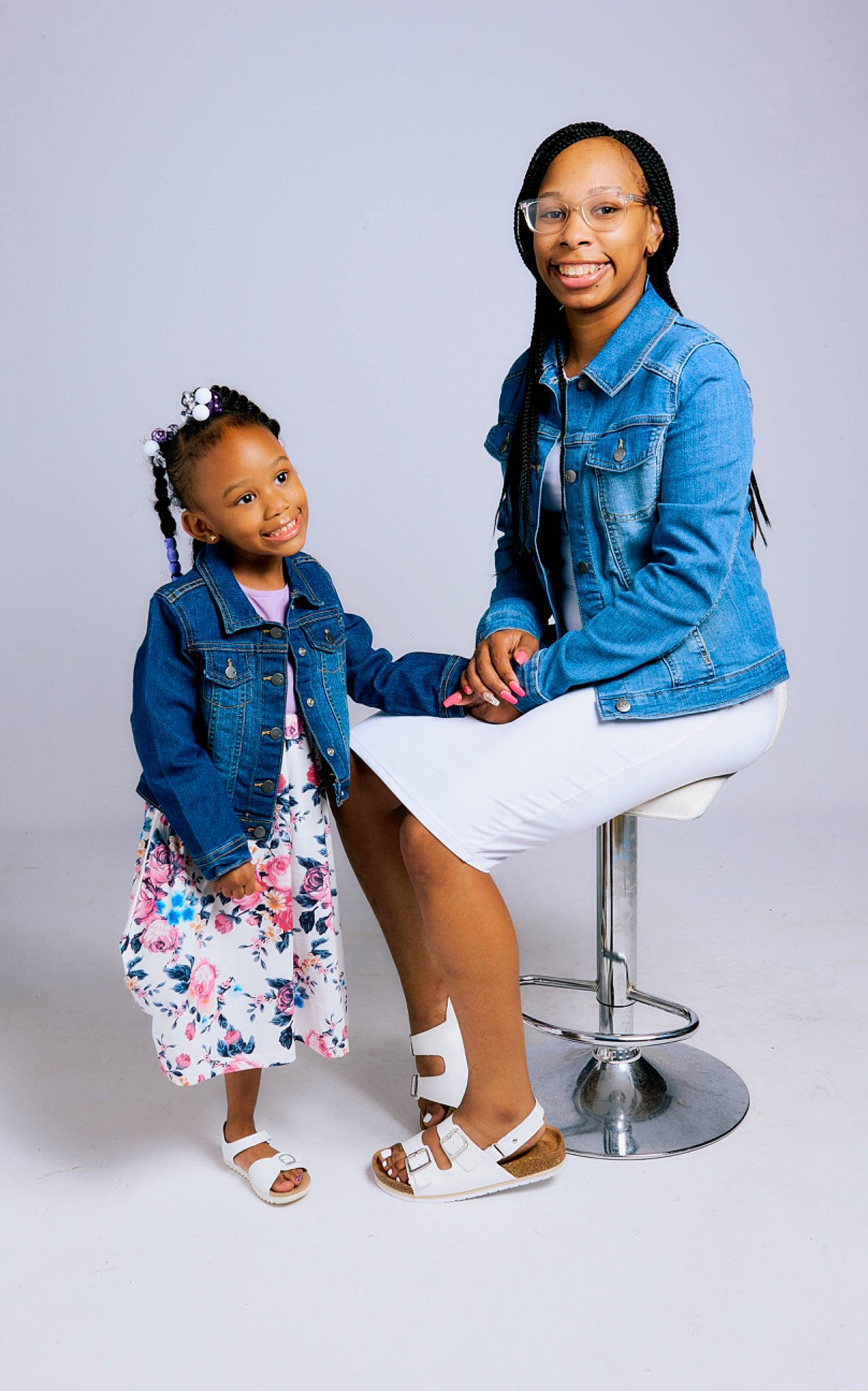 Samariah is registered to the contest to win money with this photo: azure, electric_blue, event, face, fashion_design, flash_photography, gesture, hair, happy, head, human_leg, joy, leg, leisure, person, sandal, shoe, shoulder, sleeve, smile