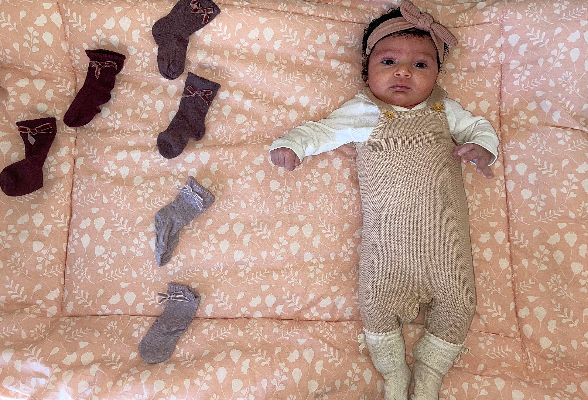 Maïssa a rejoint le concours — aidez-le/la à gagner de superbes lots ! arm, baby, baby_toddler_clothing, brown, cheek, comfort, face, finger, gesture, hand, head, headwear, linens, outerwear, pattern, person, sleeve, stuffed_toy, textile, thumb