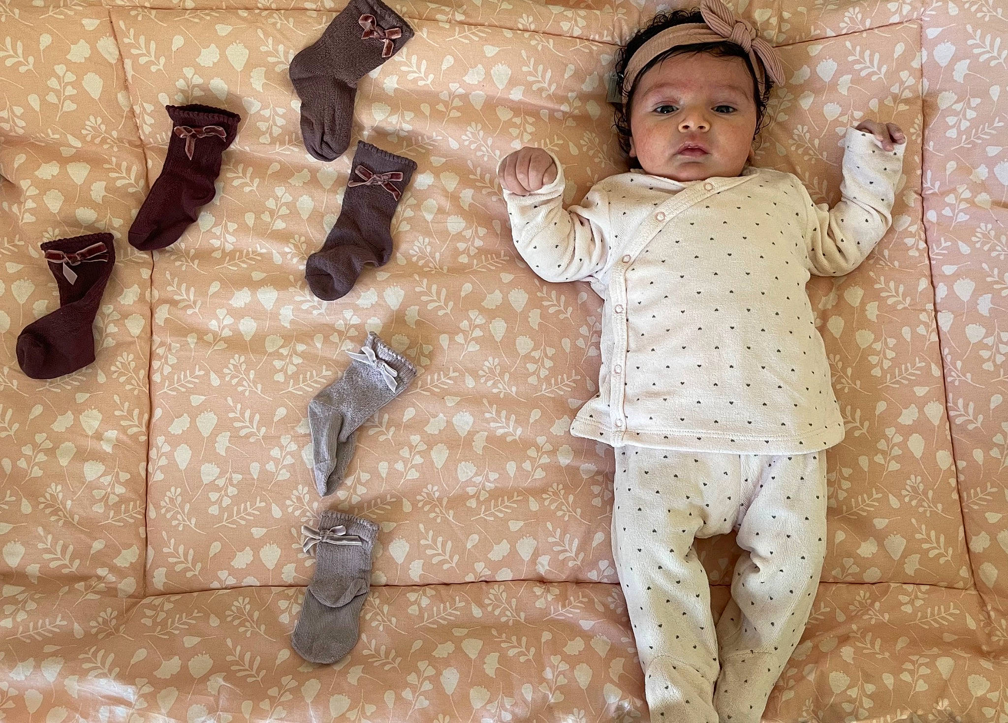 Maïssa participe au concours pour gagner de l'argent avec cette photo : arm, baby, baby_toddler_clothing, child, fashion_accessory, finger, font, gesture, hand, happy, head, headgear, headwear, pattern, person, sleeve, textile, toddler, toy, wall