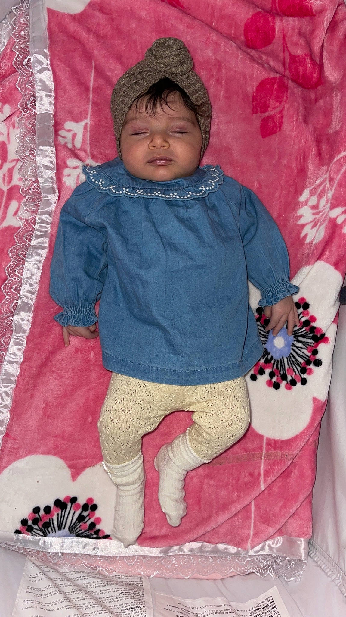 Maïssa participe au concours pour gagner de l'argent avec cette photo : baby, baby_products, baby_toddler_clothing, carmine, child, design, headwear, linens, magenta, outerwear, pattern, person, pink, room, sitting, sleeve, sock, t_shirt, textile, toddler