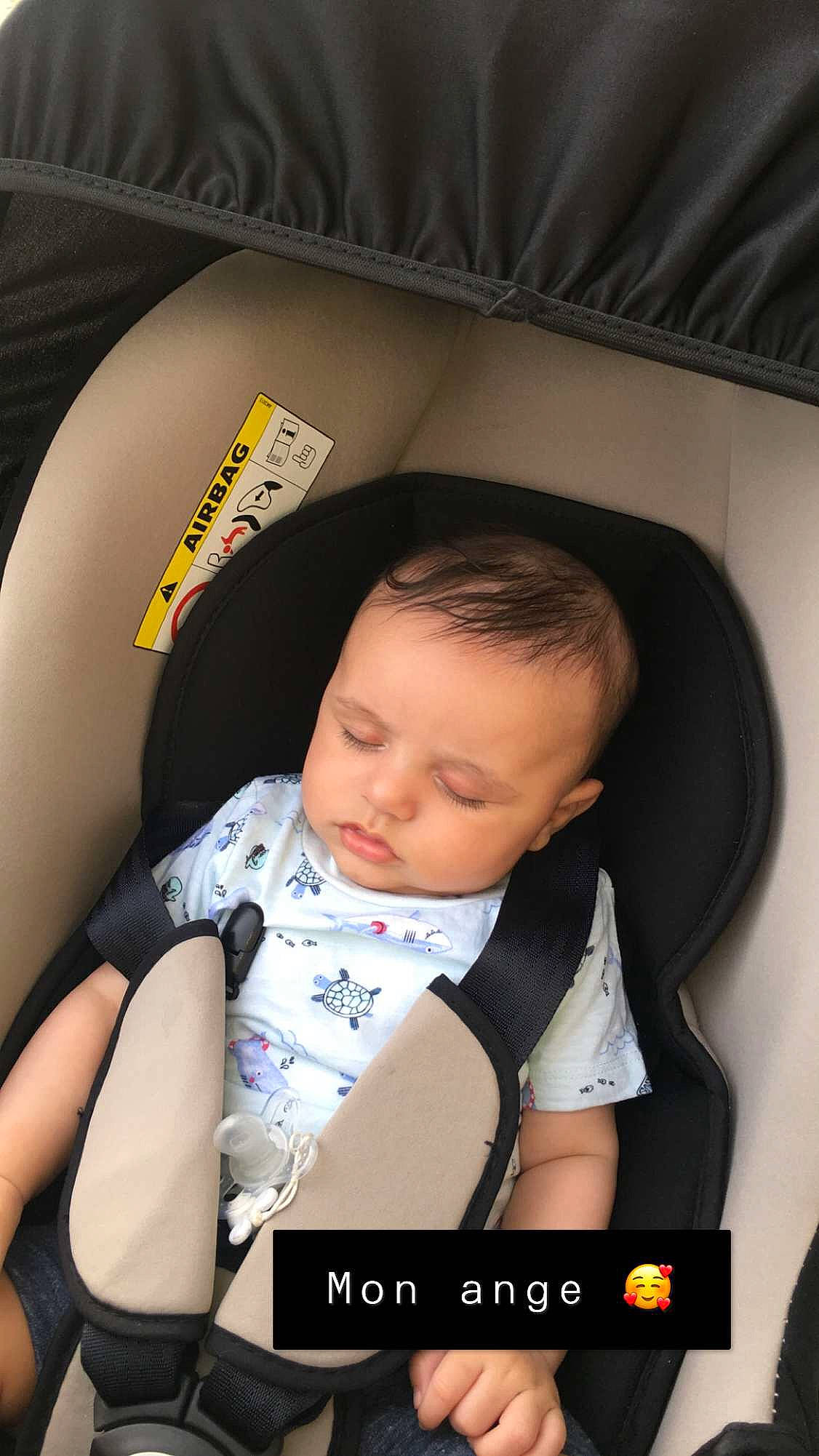 Kaïs participe au concours pour gagner de l'argent avec cette photo : baby, baby_carriage, baby_in_car_seat, car_seat, child, comfort, person, product, toddler