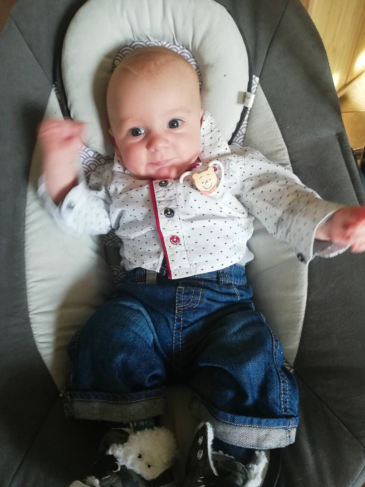 Mattia a rejoint le concours — aidez-le/la à gagner de superbes lots ! arm, baby, baby_carriage, baby_products, baby_toddler_clothing, chair, cheek, child, comfort, eye, human, lap, leg, organ, person, sitting, skin, sleeve, smile, textile