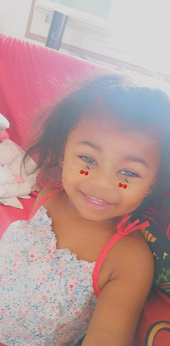 Jade participe au concours pour gagner de l'argent avec cette photo : beauty, black_hair, cheek, child, chin, eye, eyebrow, face, forehead, hair, head, iris, joy, lip, long_hair, mouth, nose, person, pink, skin