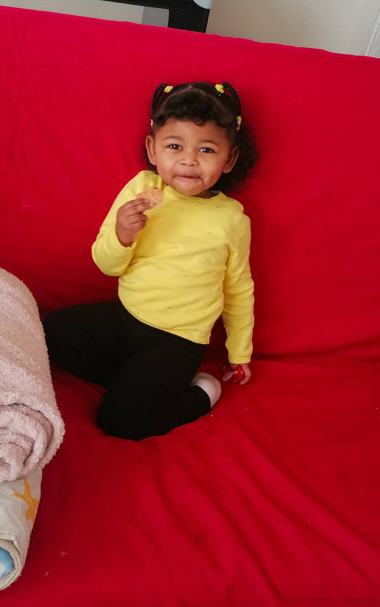 Jade participe au concours pour gagner de l'argent avec cette photo : baby, child, leg, person, pink, sitting, skin, smile, toddler