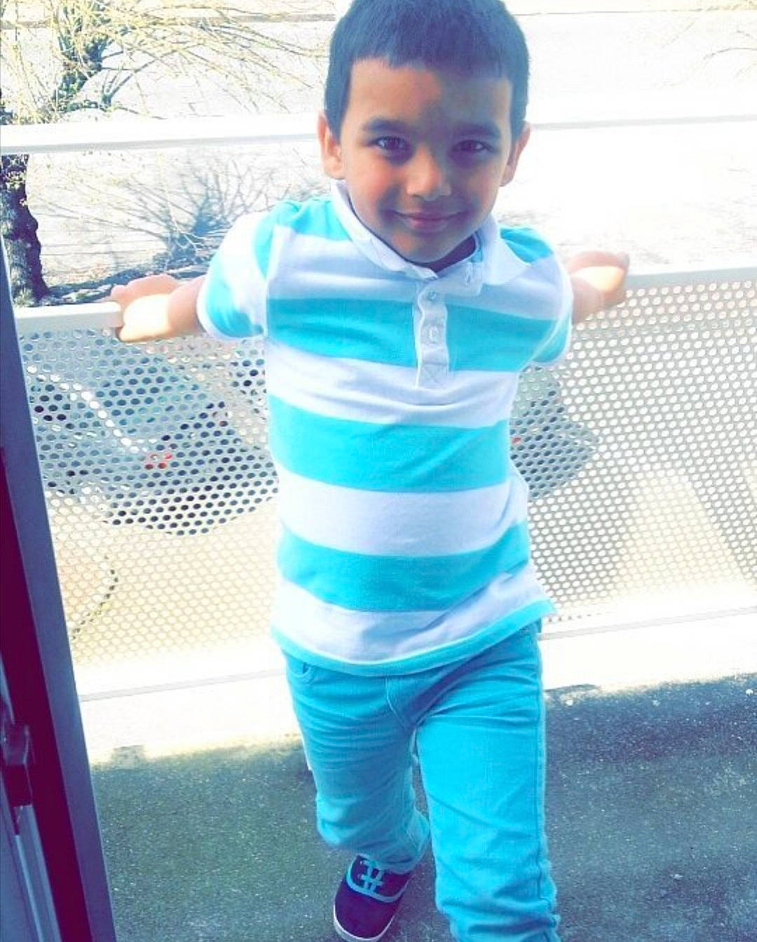Andy participe au concours pour gagner de l'argent avec cette photo : baby, blue, child, cool, face, happy, head, jeans, joy, outerwear, people, person, photography, recreation, shoe, skin, smile, standing, t_shirt, toddler