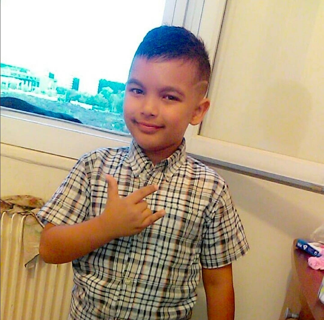 Andy participe au concours pour gagner de l'argent avec cette photo : arm, cheek, child, cool, ear, face, forehead, hair, happy, head, joy, male, neck, nose, person, smile, toddler