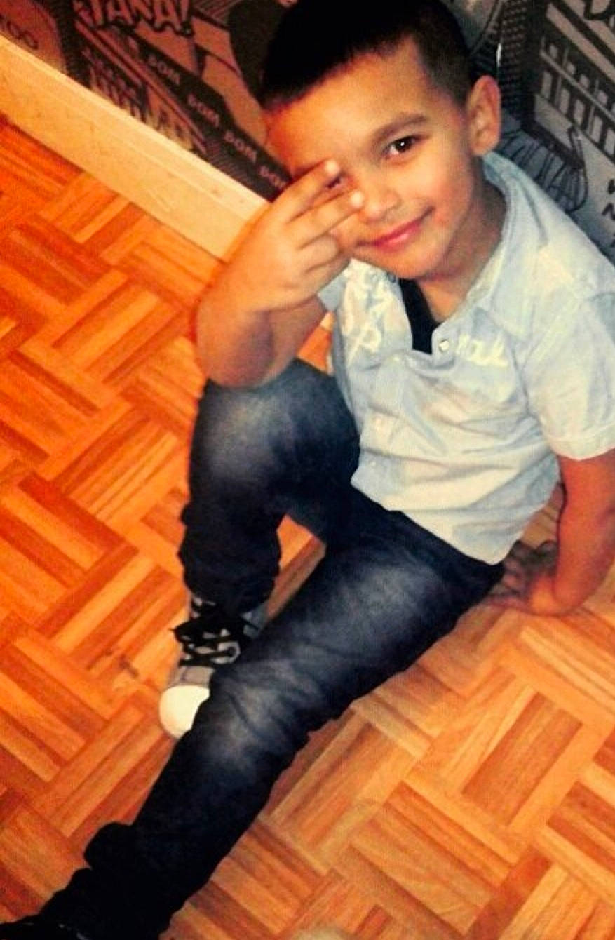 Andy a rejoint le concours — aidez-le/la à gagner de superbes lots ! arm, black_hair, cheek, child, cool, floor, flooring, hardwood, jeans, joy, leg, nose, person, shoe, sitting, skin, smile, toddler, wood