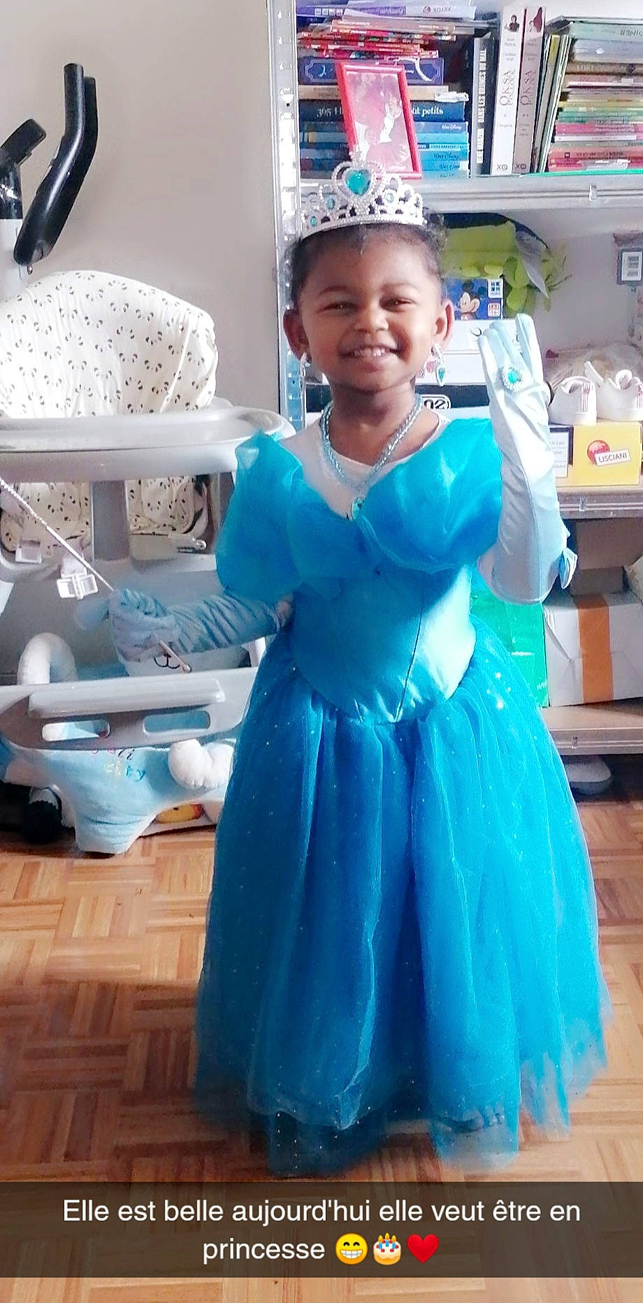 Jade participe au concours pour gagner de l'argent avec cette photo : aqua, azure, blue, chair, child, clothing, dress, electric_blue, event, formal_wear, fun, gown, happy, headgear, joy, person, pink, purple, skin, smile