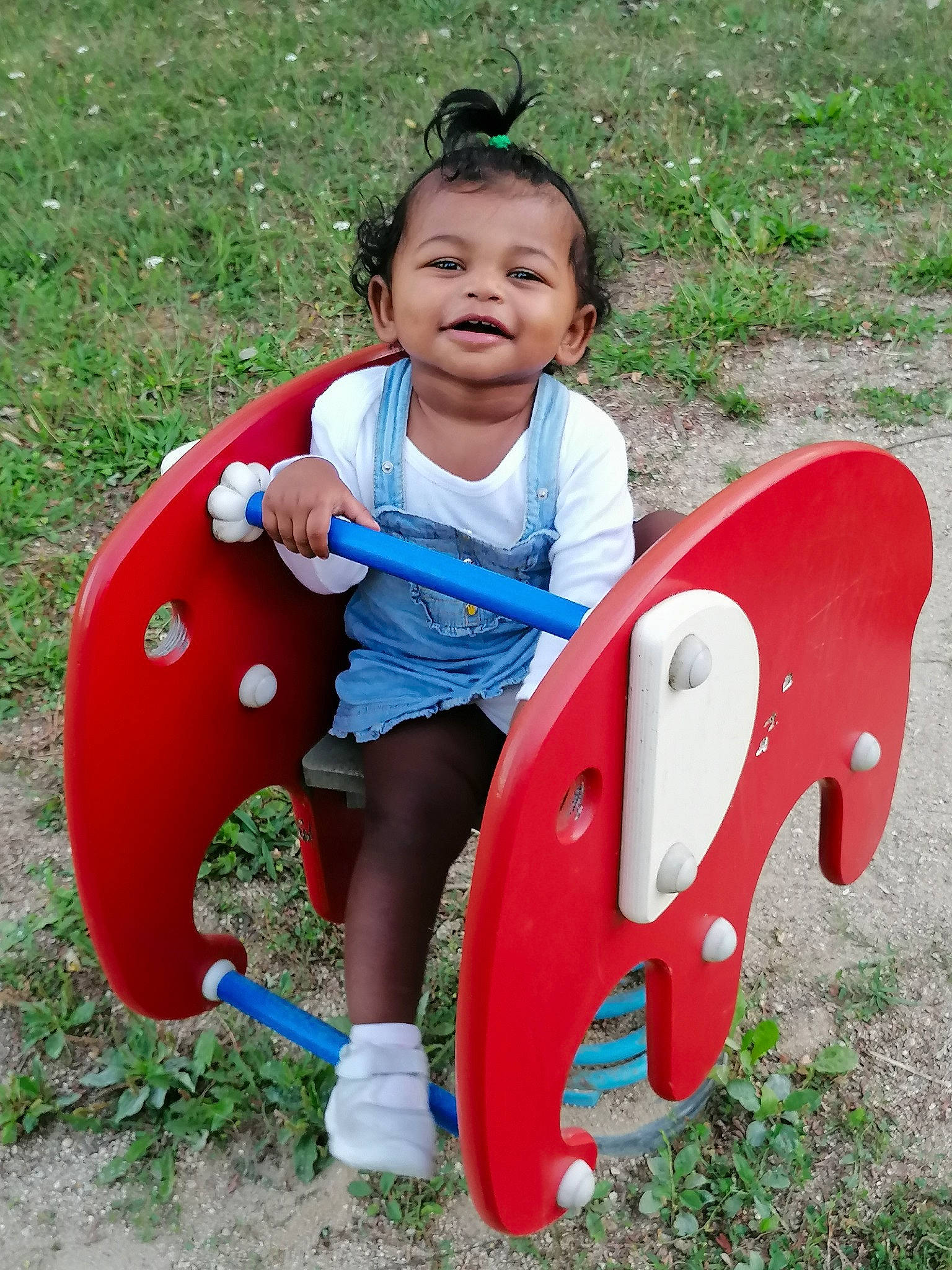 Jade participe au concours pour gagner de l'argent avec cette photo : baby_toddler_clothing, child, clothing, fun, grass, happy, human_settlement, joy, leisure, mammal, people, people_in_nature, person, pink, play, product, public_space, recreation, sitting, summer