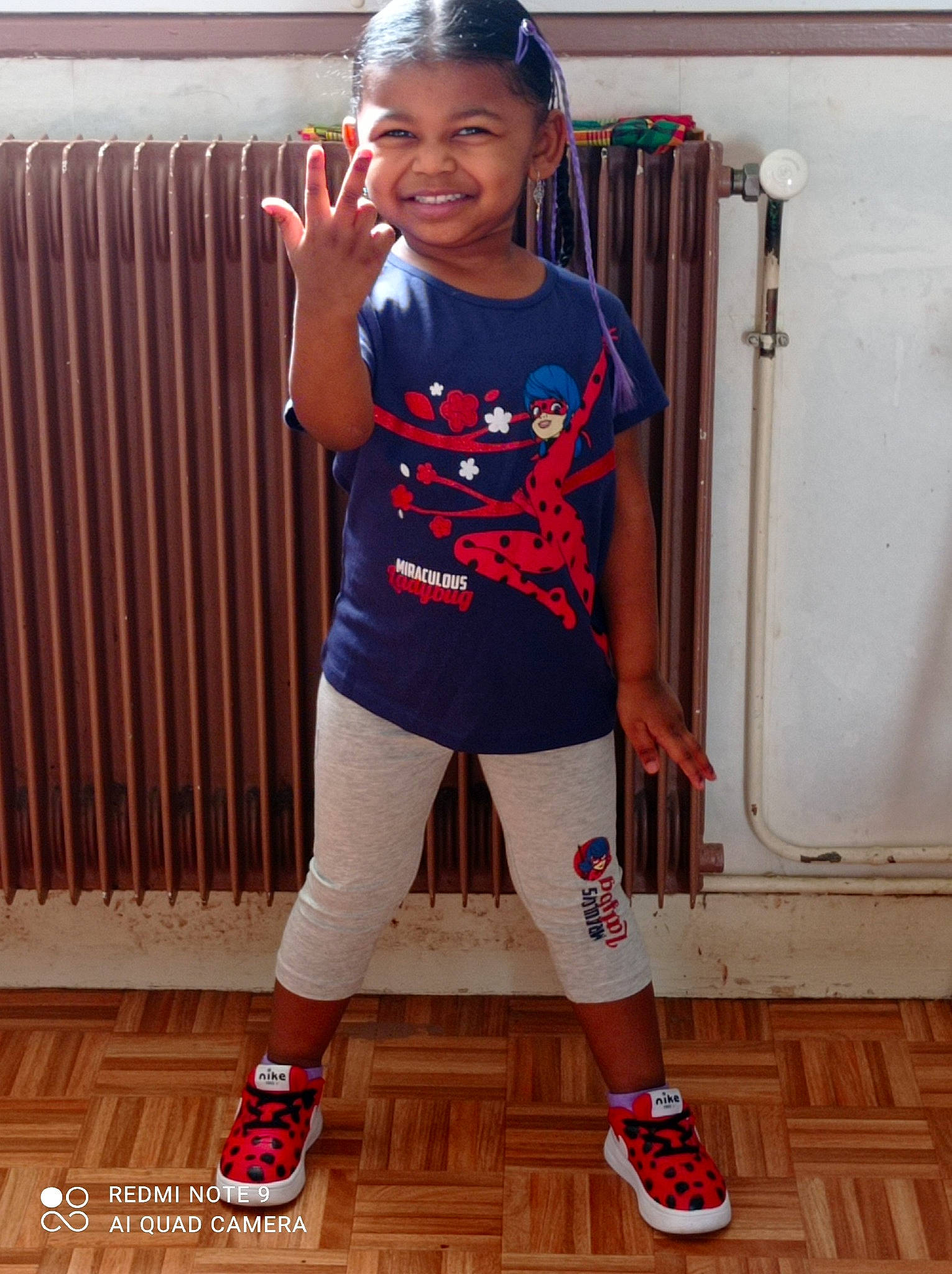 Jade participe au concours pour gagner de l'argent avec cette photo : baby_toddler_clothing, beauty, face, fashion, flooring, fun, happy, joint, joy, knee, person, shoe, sleeve, smile, sneakers, sportswear, standing, street_fashion, t_shirt, thigh