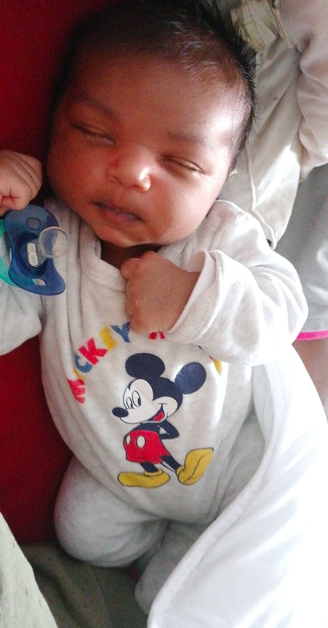 Davidson a rejoint le concours — aidez-le/la à gagner de superbes lots ! baby, baby_toddler_clothing, cheek, chin, collar, eyebrow, eyelash, face, gesture, hand, happy, iris, lip, mouth, neck, nose, person, skin, sleeve, toddler