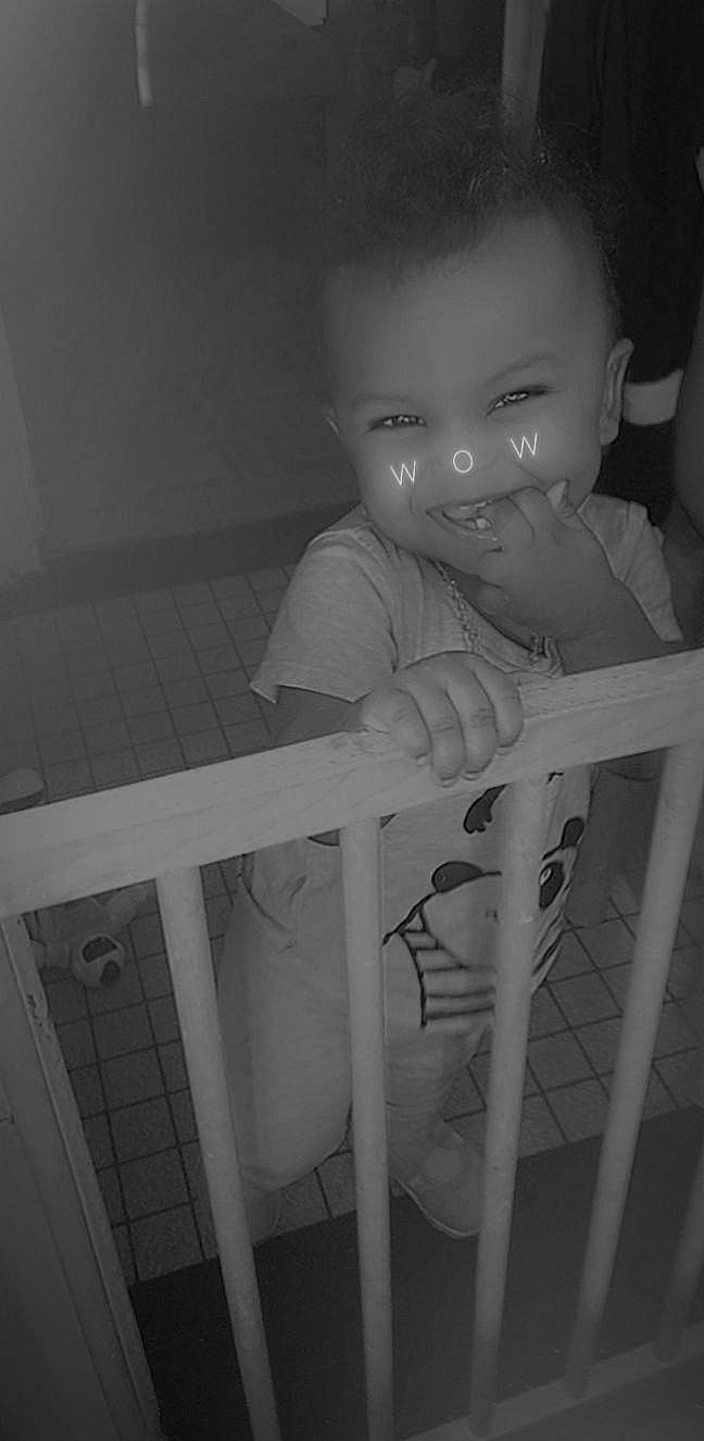 Davidson a rejoint le concours — aidez-le/la à gagner de superbes lots ! arm, baby, baby_safety, black_and_white, cheek, eye, eyebrow, facial_expression, hair, human_body, infant_bed, iris, leg, lip, monochrome, nose, nursery, person, standing, style