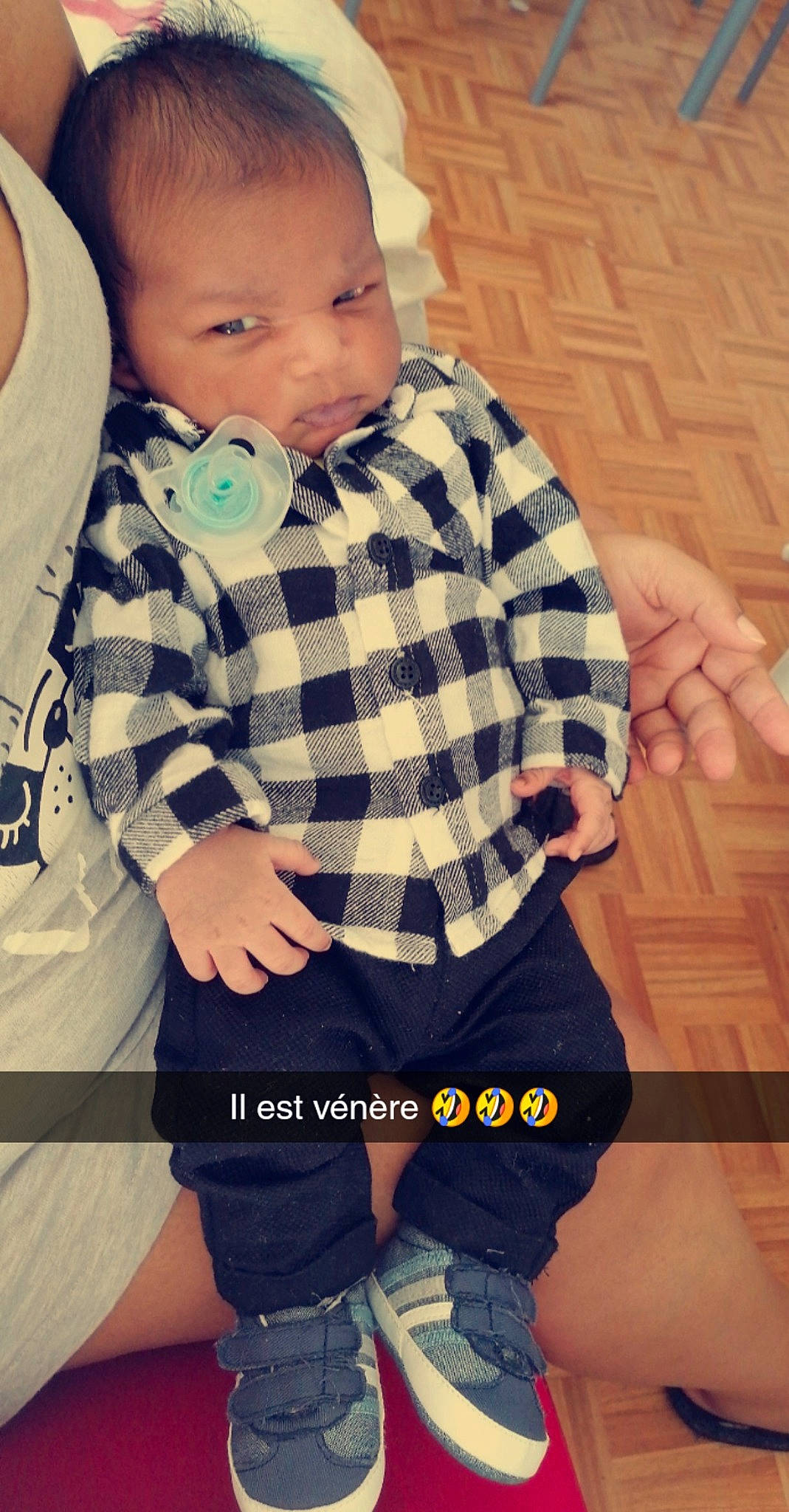 Davidson a rejoint le concours — aidez-le/la à gagner de superbes lots ! baby, baby_toddler_clothing, chin, collar, cool, dress_shirt, elbow, finger, flooring, happy, joint, knee, pattern, person, plaid, sleeve, street_fashion, t_shirt, thigh, toddler