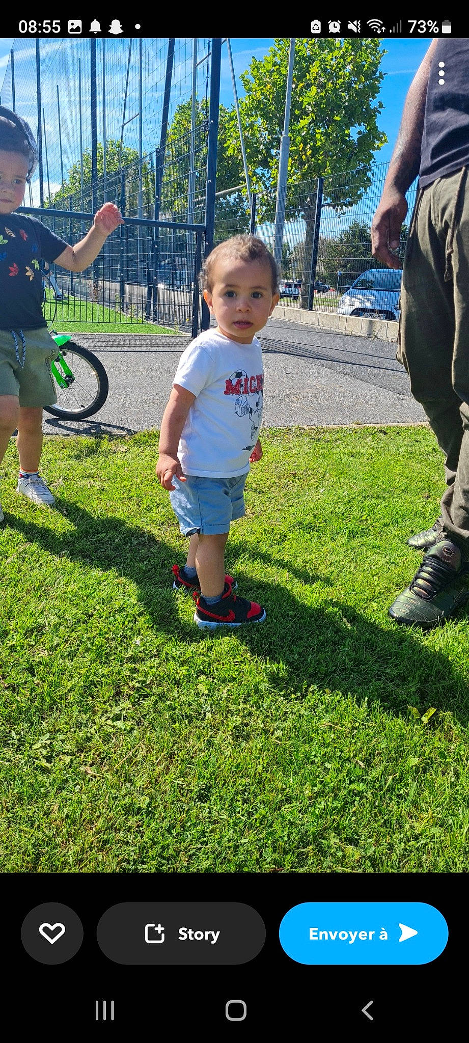 Soann a rejoint le concours — aidez-le/la à gagner de superbes lots ! child, clothing, footwear, grass, grass_family, groundcover, lawn, leaf, leg, leisure, people_in_nature, person, plant, recreation, shoe, shorts, sneakers, tire, toddler, tree