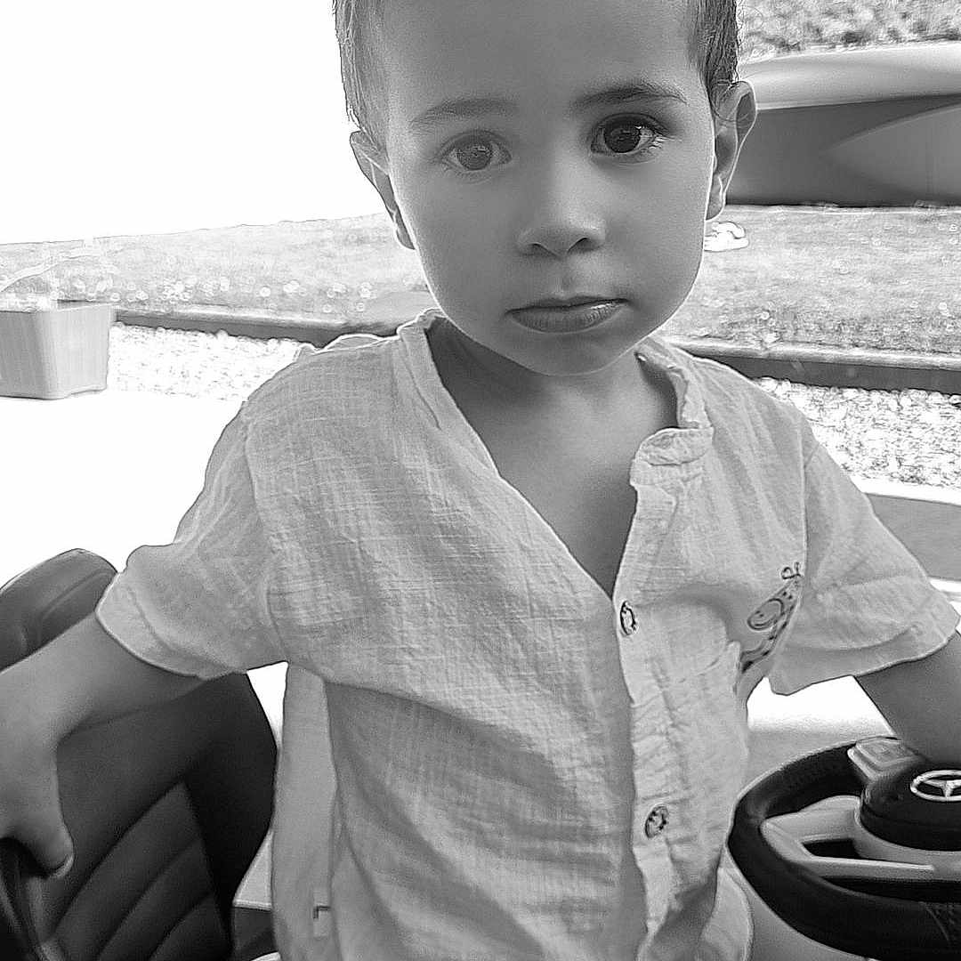 Soann participe au concours pour gagner de l'argent avec cette photo : bodypart, boy, child, clothing, face, finger, hand, happy, head, homedecor, male, person, photography, portrait, shirt, shorts, sitting, smile, transportation, vehicle