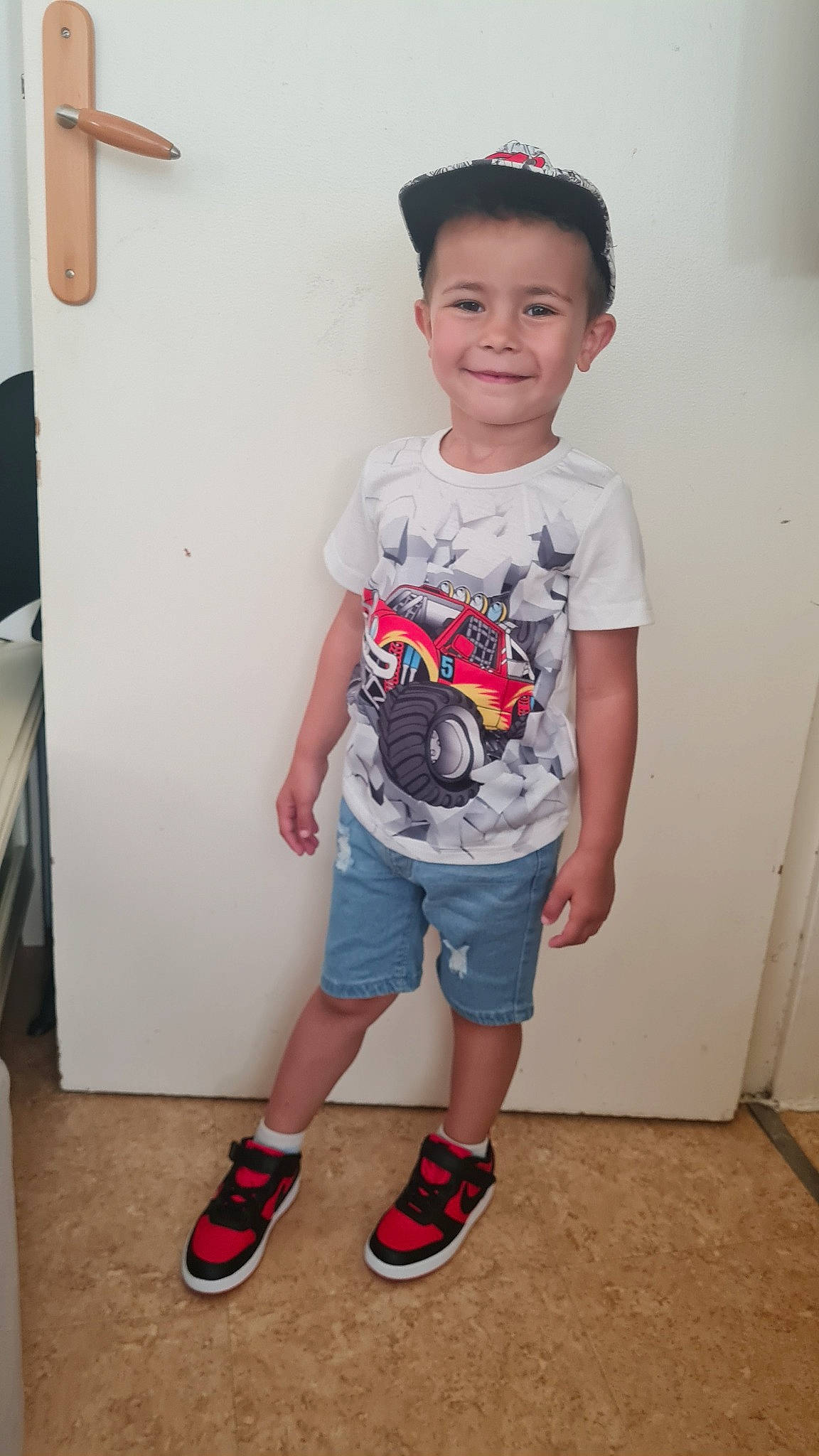 Kayss participe au concours pour gagner de l'argent avec cette photo : baby_toddler_clothing, child, chin, cool, face, hairstyle, happy, head, joint, joy, neck, person, shoe, shorts, shoulder, skin, sleeve, smile, standing, t_shirt
