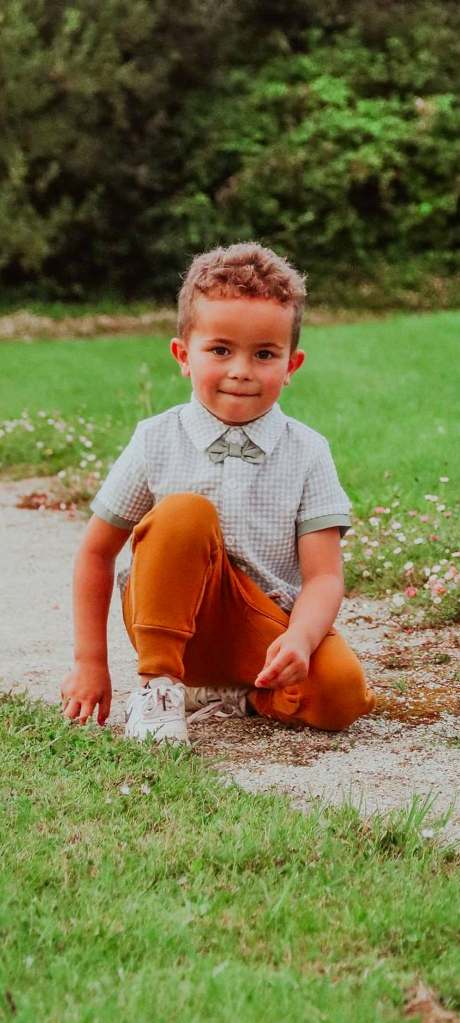 Kayss participe au concours pour gagner de l'argent avec cette photo : baby_toddler_clothing, child, dress, dress_shirt, fun, grass, grass_family, grassland, hair, happy, joy, leisure, people_in_nature, person, plaid, plant, shorts, sitting, sleeve, smile