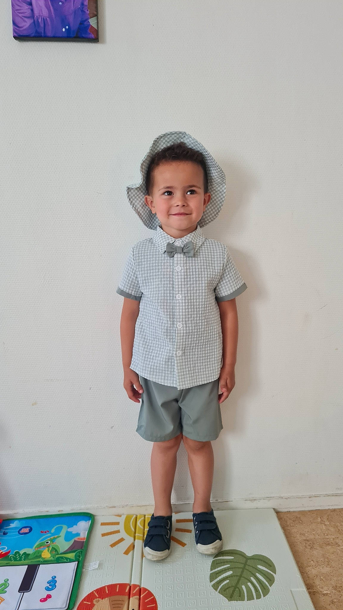 Kayss a rejoint le concours — aidez-le/la à gagner de superbes lots ! baby_toddler_clothing, child, denim, dress_shirt, fashion_design, fun, happy, human_leg, joy, knee, pattern, person, plaid, sandal, shorts, sitting, sleeve, smile, standing, t_shirt