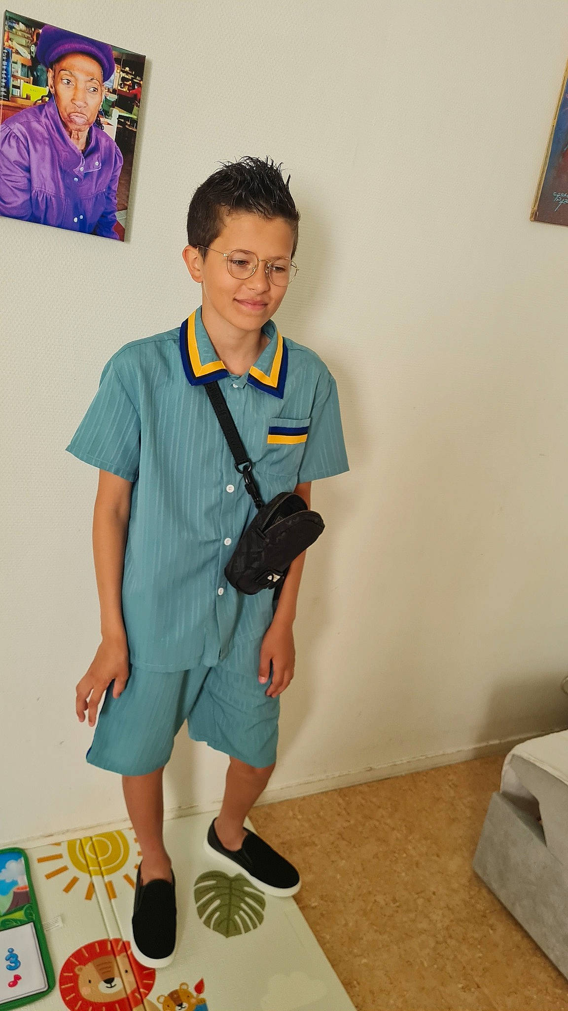 Waren participe au concours pour gagner de l'argent avec cette photo : blazer, child, collar, dress_shirt, electric_blue, event, fashion_design, flooring, formal_wear, headwear, job, joint, joy, knee, neck, person, picture_frame, school_uniform, shoulder, sleeve
