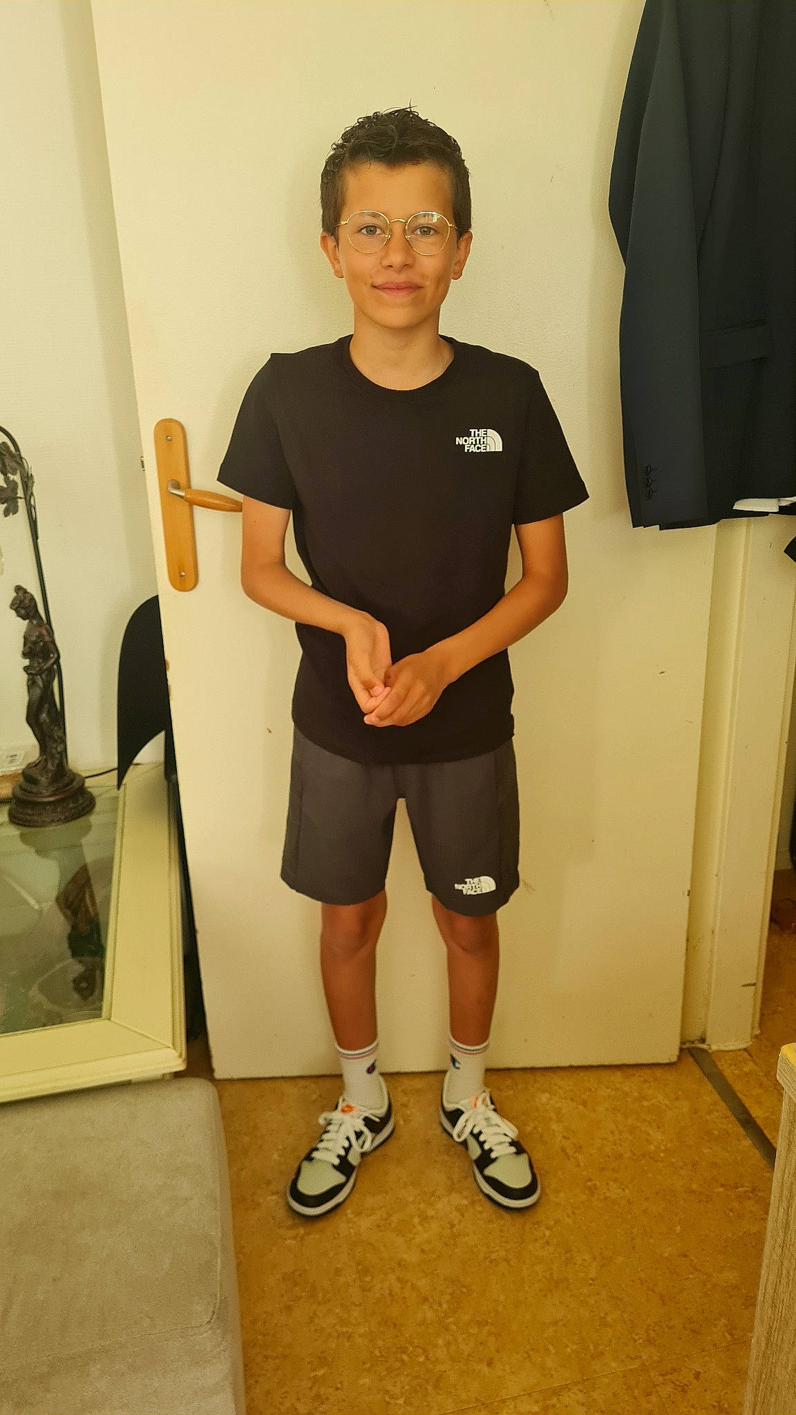 Waren participe au concours pour gagner de l'argent avec cette photo : active_shorts, bag, balance, bermuda_shorts, elbow, flooring, human_leg, joint, joy, knee, person, room, shoe, shorts, shoulder, sleeve, sneakers, sportswear, standing, t_shirt