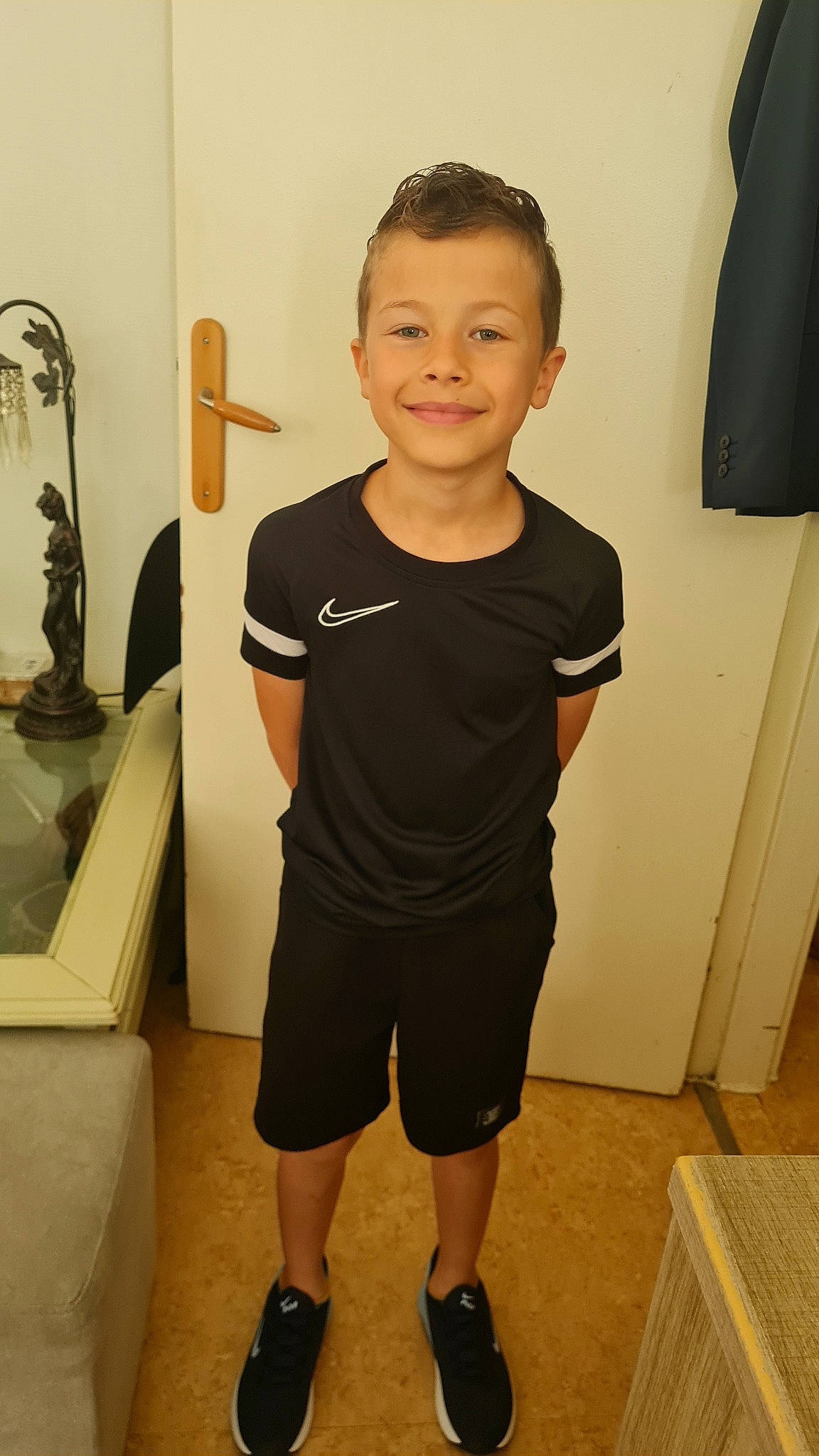 Liam participe au concours pour gagner de l'argent avec cette photo : active_shorts, electric_blue, flooring, happy, human_leg, joint, joy, knee, neck, person, shorts, shoulder, sleeve, smile, sportswear, standing, t_shirt, thigh, toddler, trunk