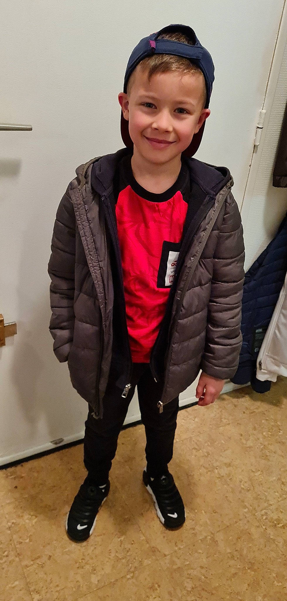 Liam a rejoint le concours — aidez-le/la à gagner de superbes lots ! blazer, child, collar, cool, denim, electric_blue, fashion, fashion_accessory, fashion_design, formal_wear, fun, happy, joy, magenta, person, personal_protective_equipment, sleeve, smile, standing, toddler