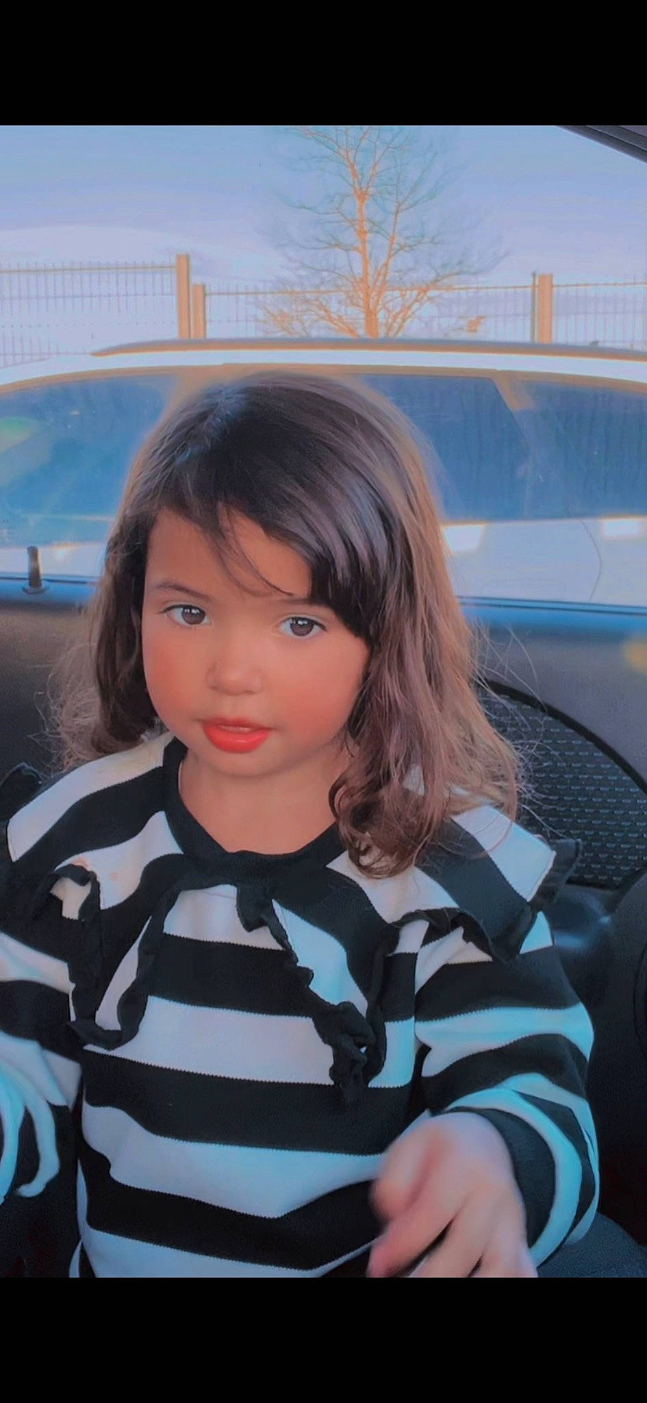Balqees a rejoint le concours — aidez-le/la à gagner de superbes lots ! automotive_exterior, bangs, black_hair, brown_hair, child, eyelash, face, family_car, fun, hairstyle, hime_cut, layered_hair, lip, long_hair, luxury_vehicle, motor_vehicle, pattern, person, sitting, skin