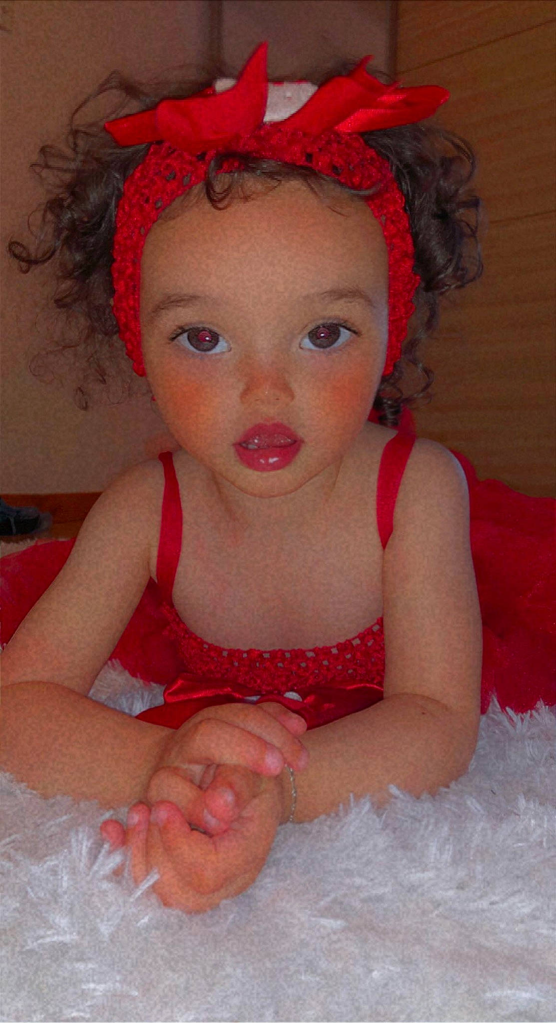 Katalëya a rejoint le concours — aidez-le/la à gagner de superbes lots ! baby_toddler_clothing, cheek, chin, clothing, dress, eye, eyebrow, face, hairstyle, happy, human_body, iris, lip, mouth, organ, person, pink, red, skin, toddler