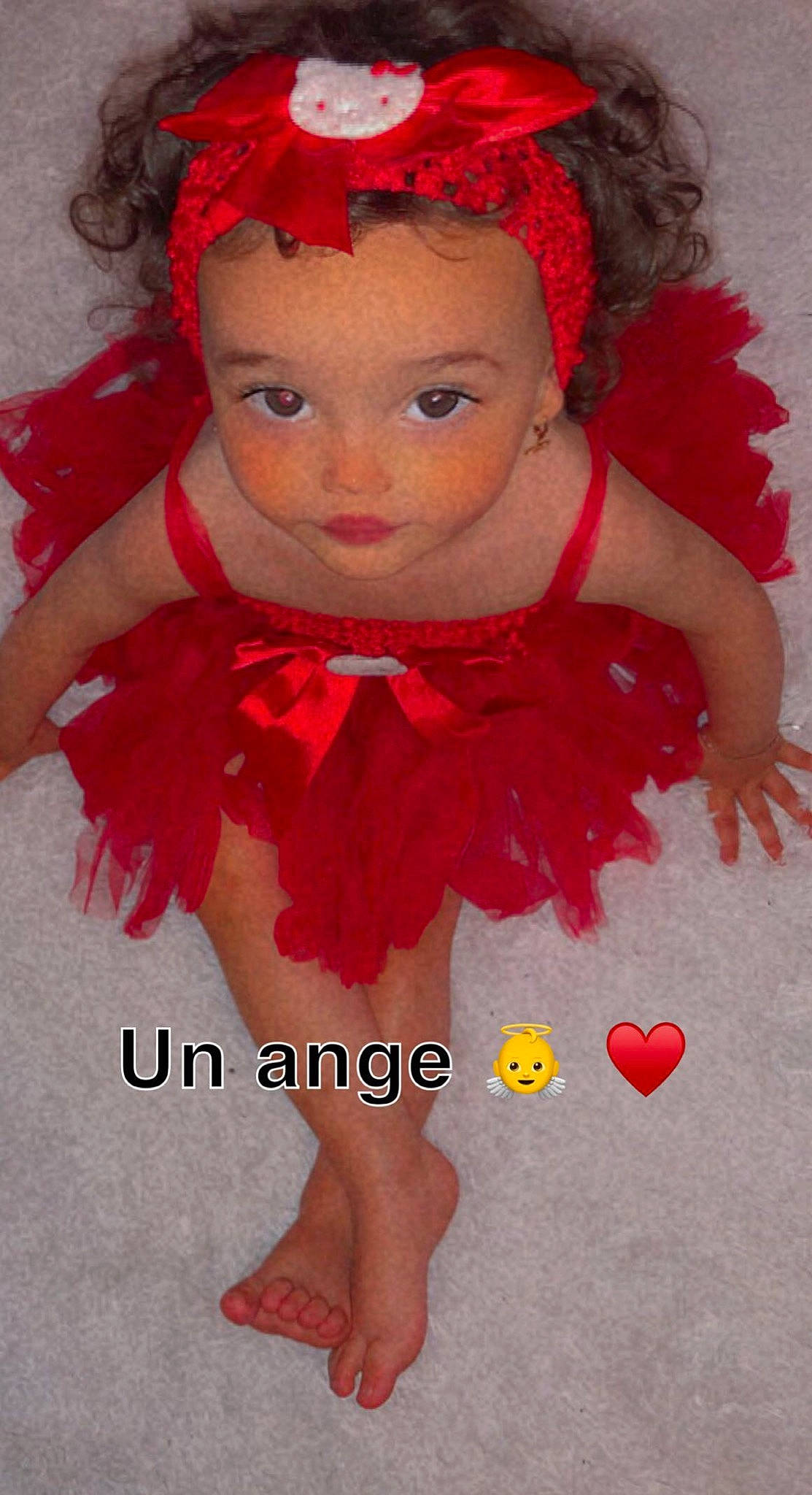 Katalëya a rejoint le concours — aidez-le/la à gagner de superbes lots ! baby_toddler_clothing, child, costume, costume_hat, face, fashion_accessory, fashion_design, fur, headband, headpiece, jewellery, magenta, peach, person, petal, pink, red, toddler, toy, white