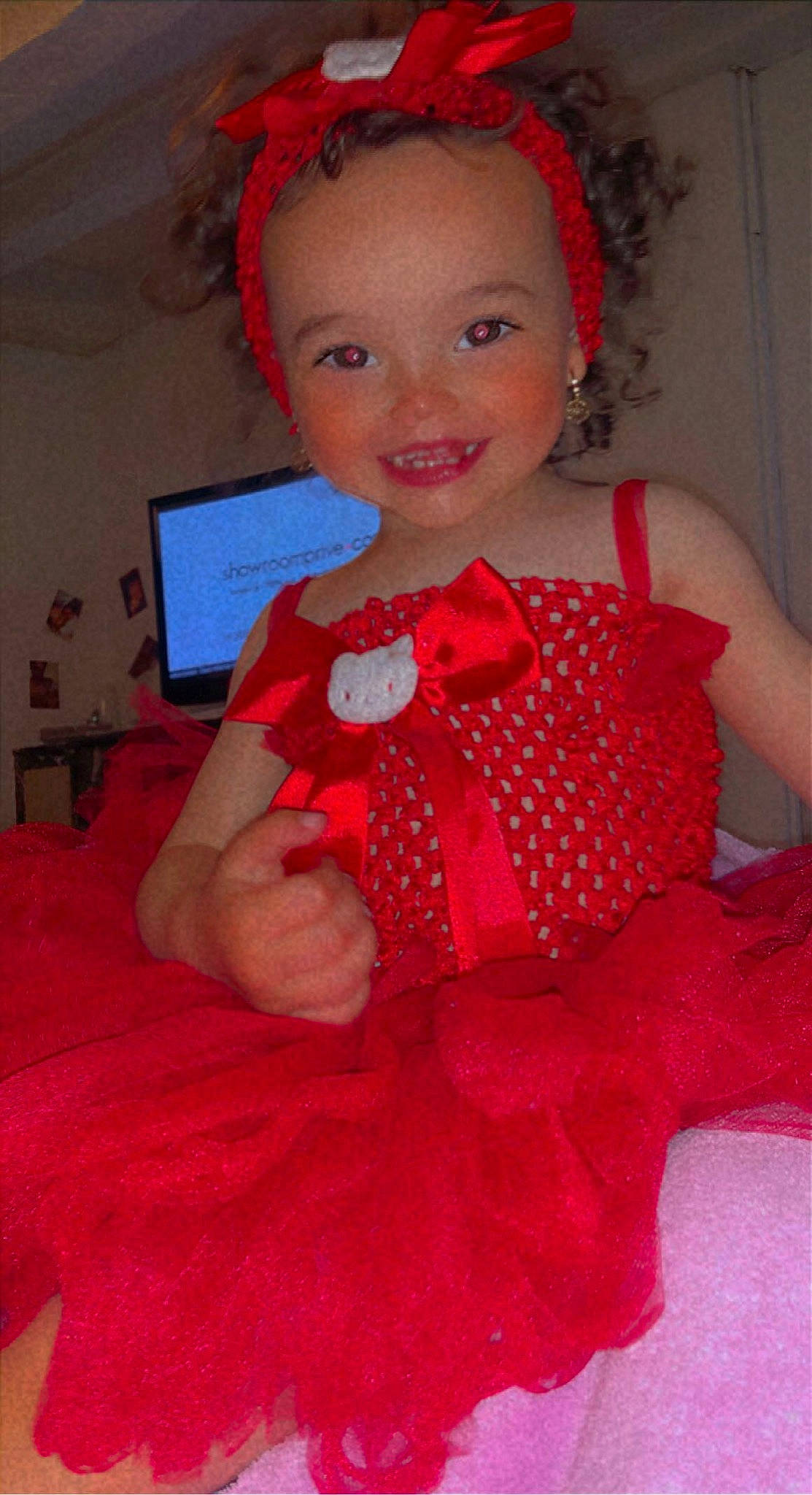 Katalëya participe au concours pour gagner de l'argent avec cette photo : arm, baby_toddler_clothing, chin, dress, eye, face, fashion, finger, hair, happy, head, headgear, iris, joy, lip, organ, person, pink, red, skin