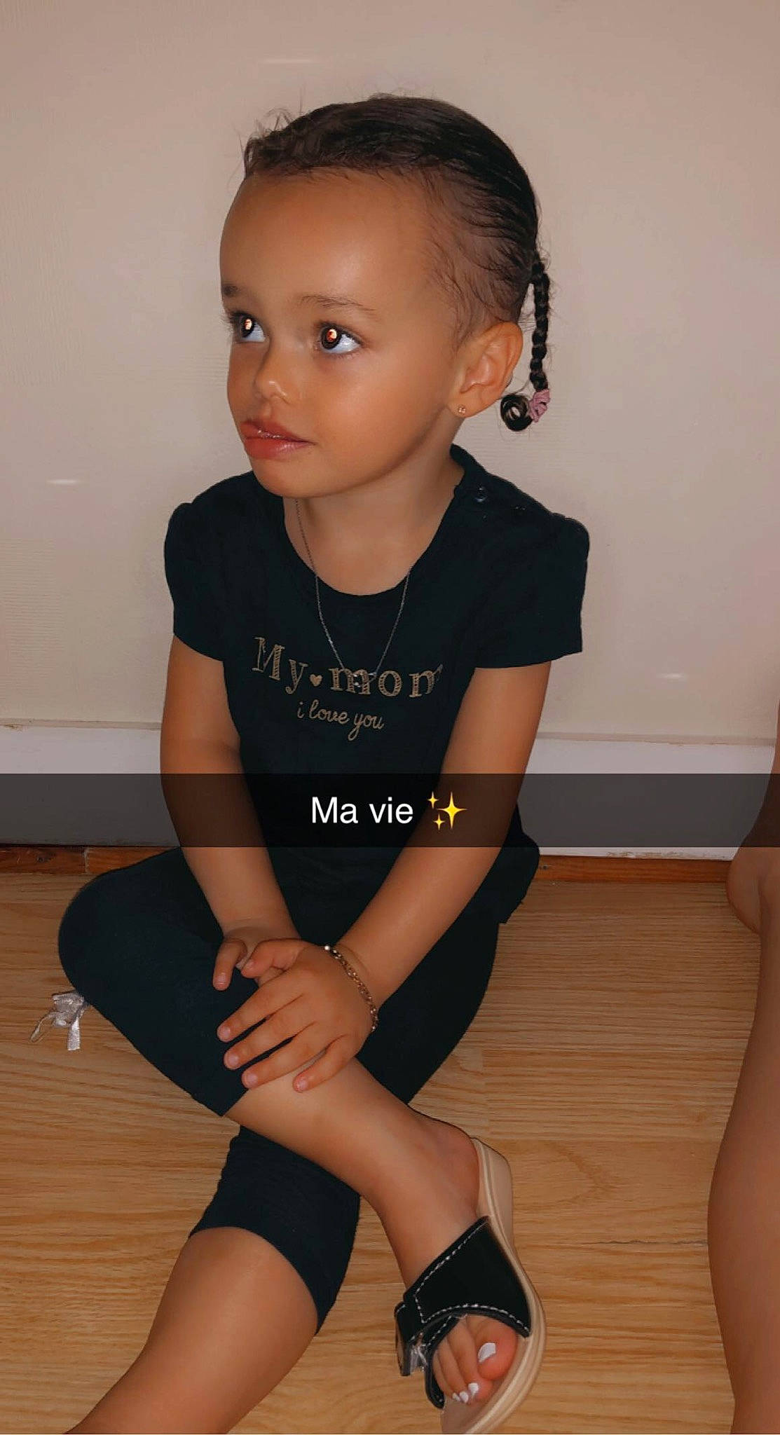 Katalëya a rejoint le concours — aidez-le/la à gagner de superbes lots ! black, elbow, face, flash_photography, flooring, hair, hairstyle, joint, knee, leg, muscle, neck, person, shoulder, skin, sleeve, sportswear, standing, thigh, waist